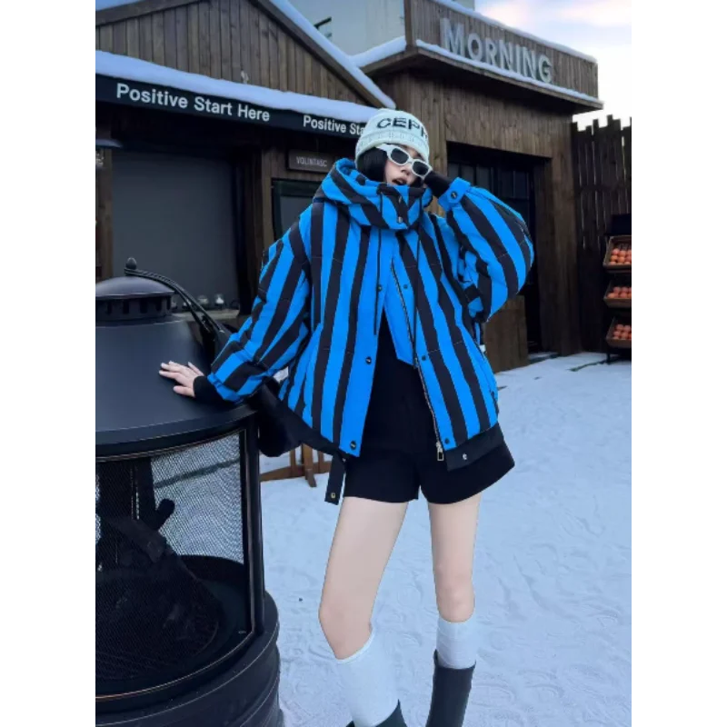 Chaqueta de plumón de nuevo estilo con rayas gruesas para el calor, ropa de abrigo de moda de 2025 para desplazamientos y ropa de ocio.