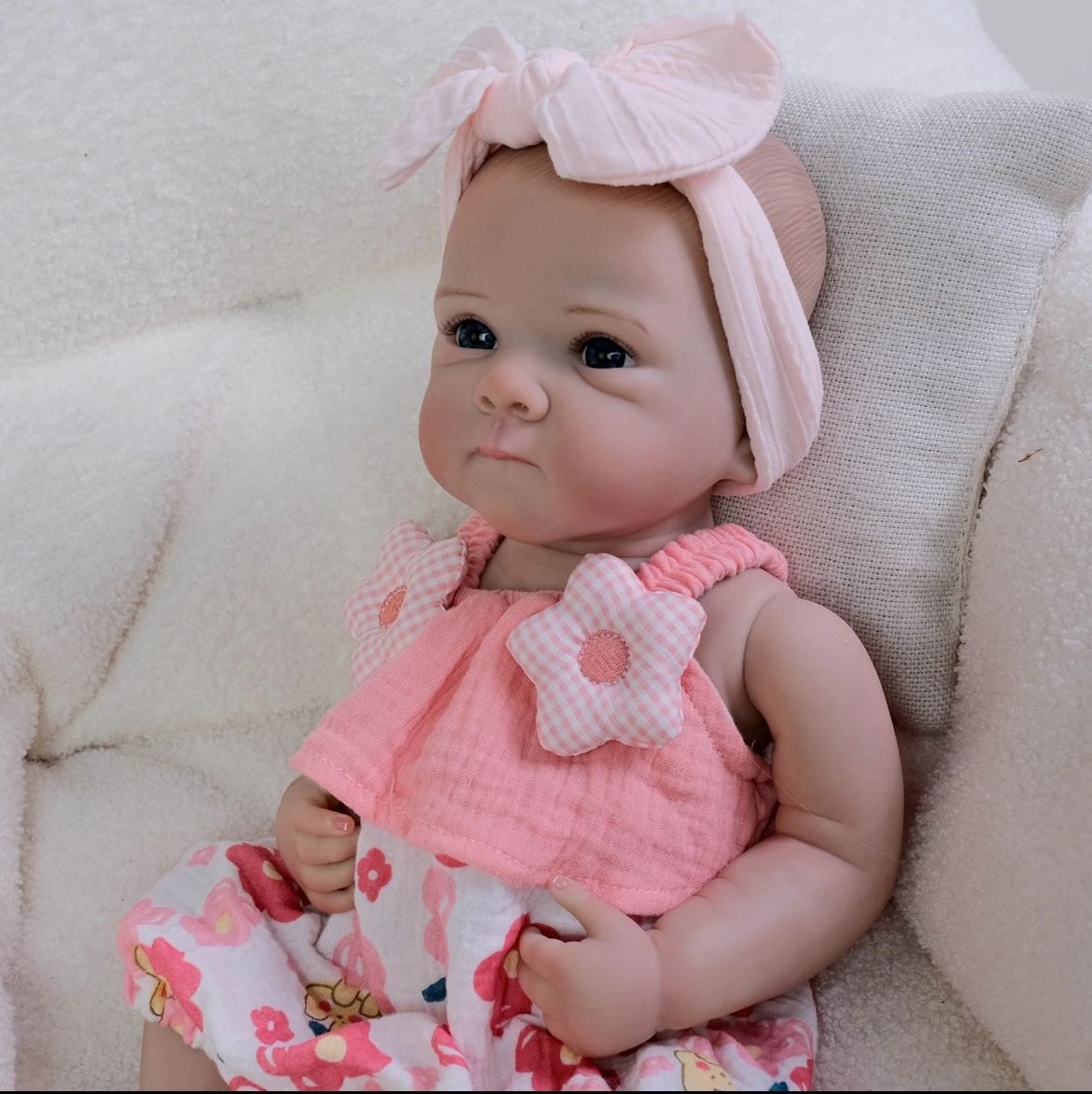 18-calowa lalka Reborn Baby Bettie w różowym rampersie z gwiazdkami, realistyczny noworodek z ręcznie malowanymi żyłkami i ultra miękkim ciałem.