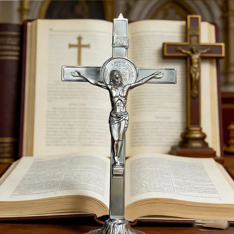 Neues hochwertiges, versilbertes katholisches St.-Benedikt-Kruzifix mit verziertem Sockel, stehendes Kreuz für den Gottesdienst auf dem Tisch und die tägliche Andacht. – Detail 14