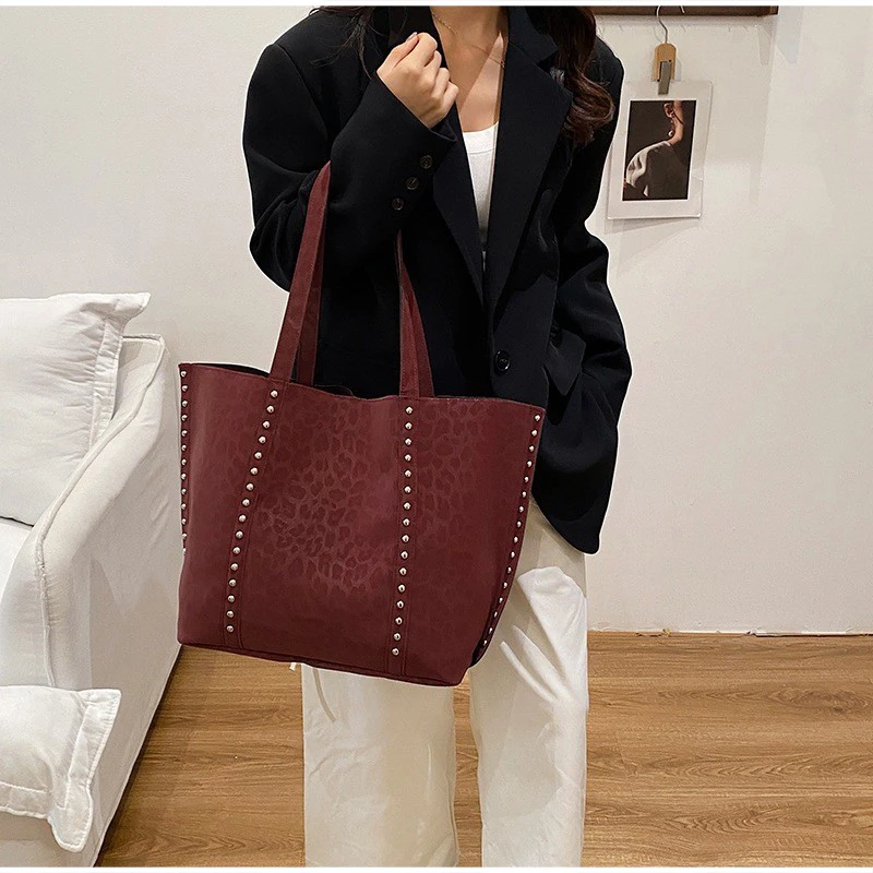 Leopardenmuster Mattierte Wildleder-Schultertasche mit Nieten, Damen Handtasche mit Metallnieten, Vintage Große Kapazität Herbst-Winter-Handtasche – Detail 13