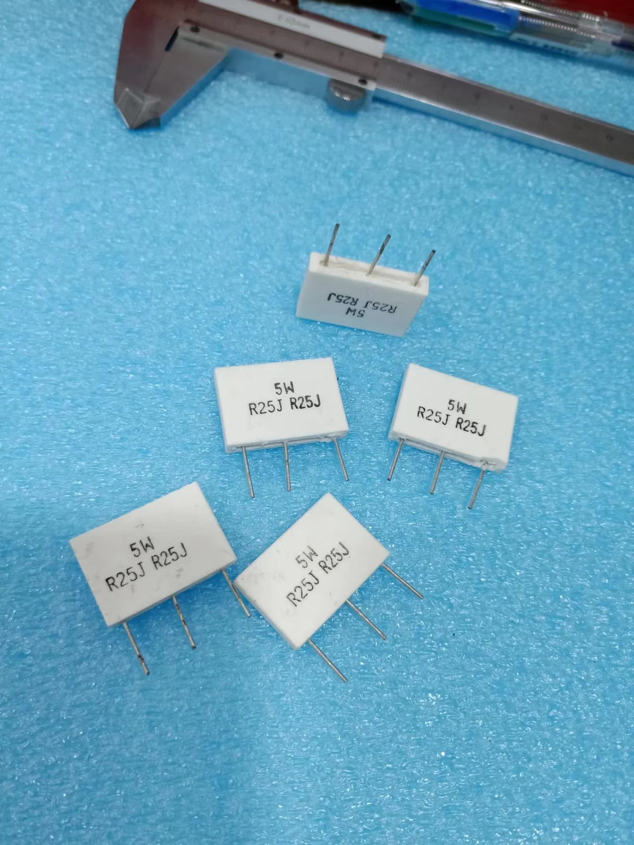 10PCS/Vertical non inductive cement resistor 5W0.33R/0.25R 0.33/0.25 ohms R33J/R25J × 2 three pin