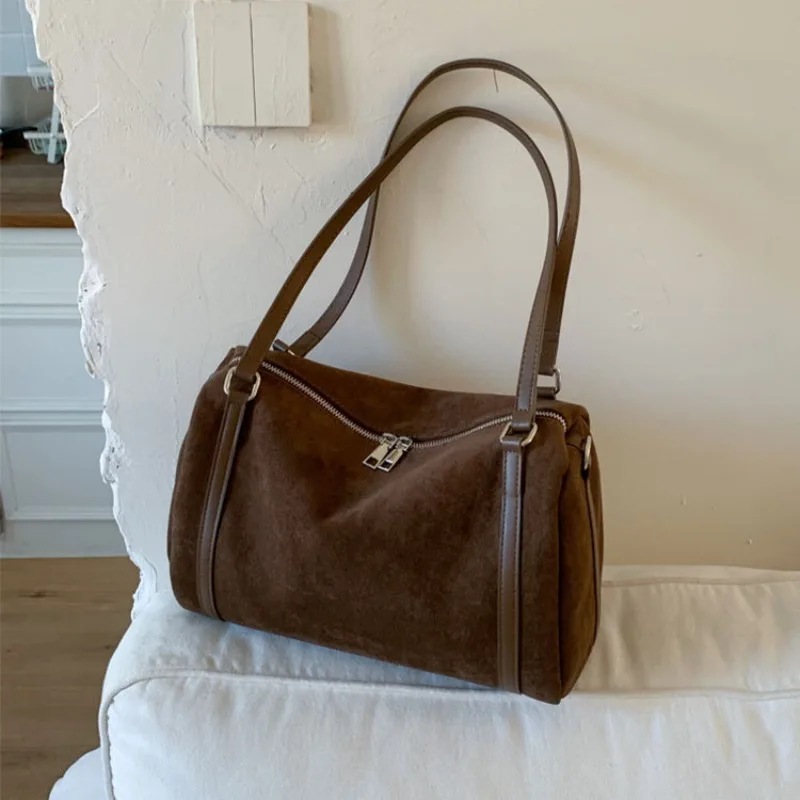 

Высококачественная женская сумка большой вместимости, новинка 2026, модная замшевая сумка на одно плечо, ретро пригородная сумка через плечо