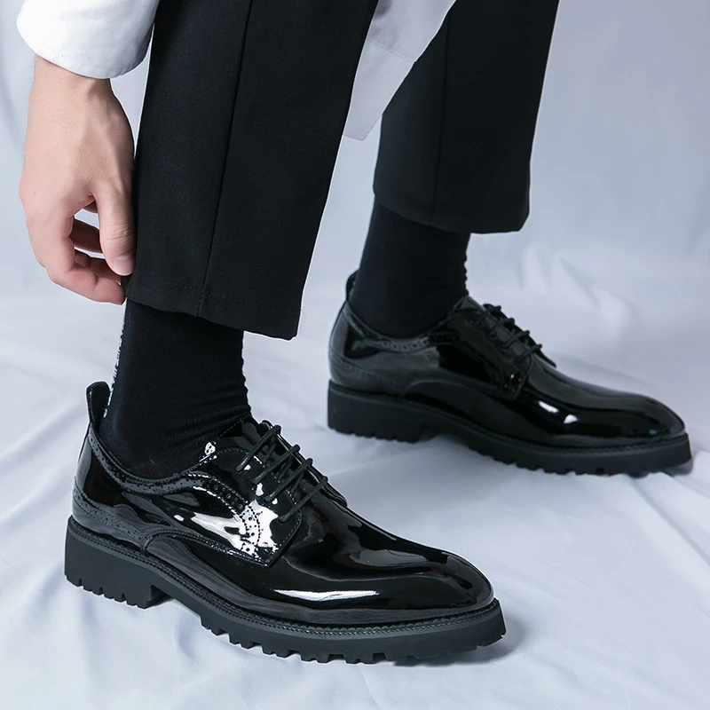 Autumn Comfortable Banquet Business Oxford Shoe Fashionable Patent Leather Men Shiny Surface Carved Lace Up Pointed Leather Shoe
