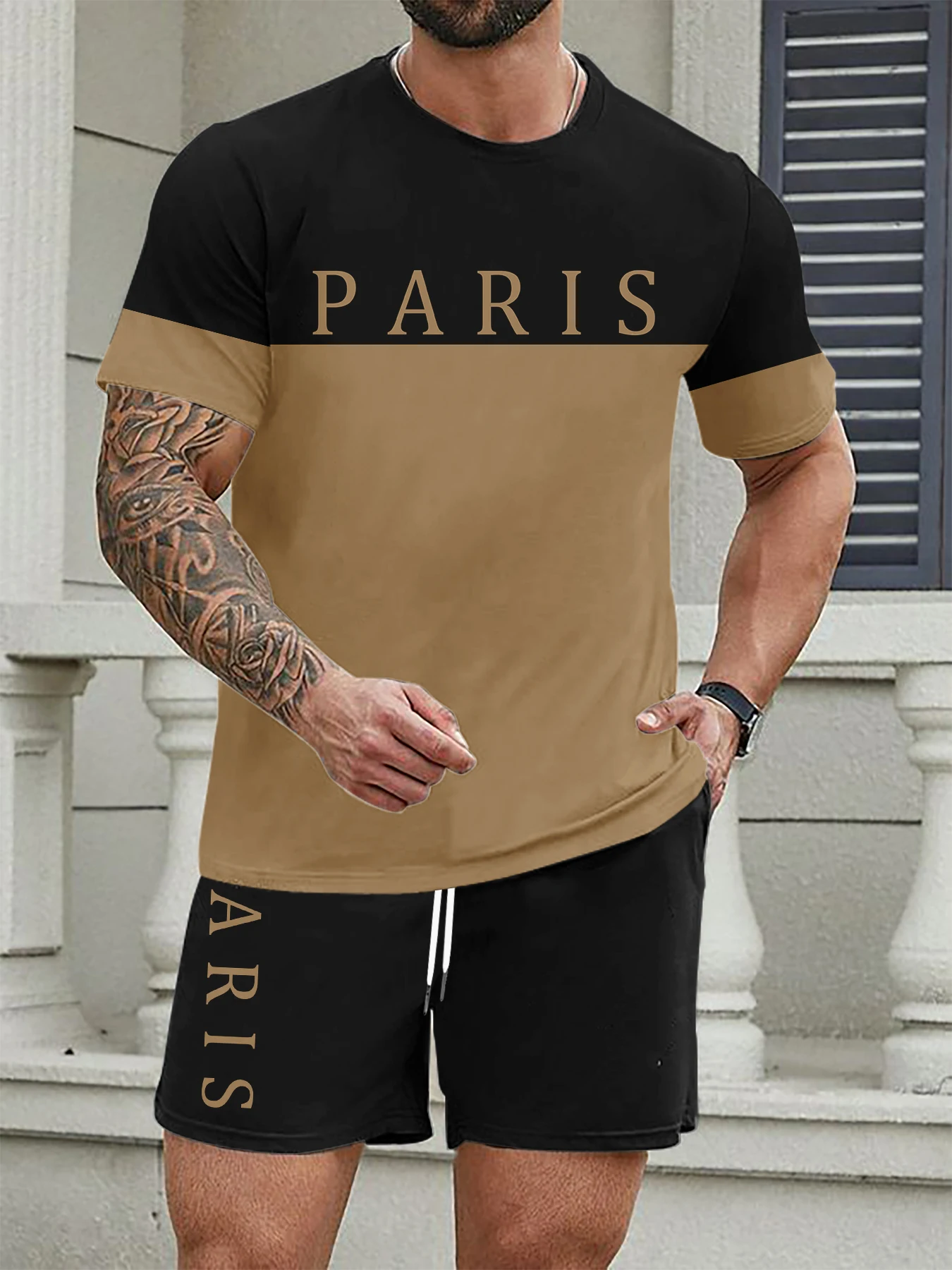 

Универсальный повседневный наряд для мальчиков. Черная футболка цвета хаки с принтом и шорты. Удобный комплект из двух предметов для выхода на выход.