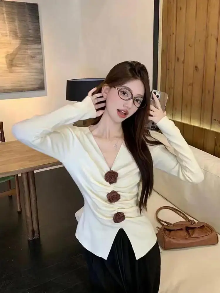 

Ретро однотонный розовый цветочный декор элегантный короткий плиссированный свитер женский вязаный топ с v-образным вырезом и длинными рукавами 2024, осень-зима, универсальный