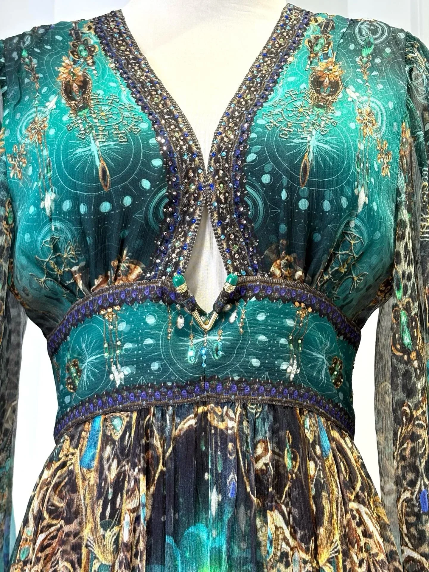 المرأة الخامس الرقبة كريستال مطرز الأخضر الطاووس طباعة الجنية نمط 100٪ فستان طويل الحرير