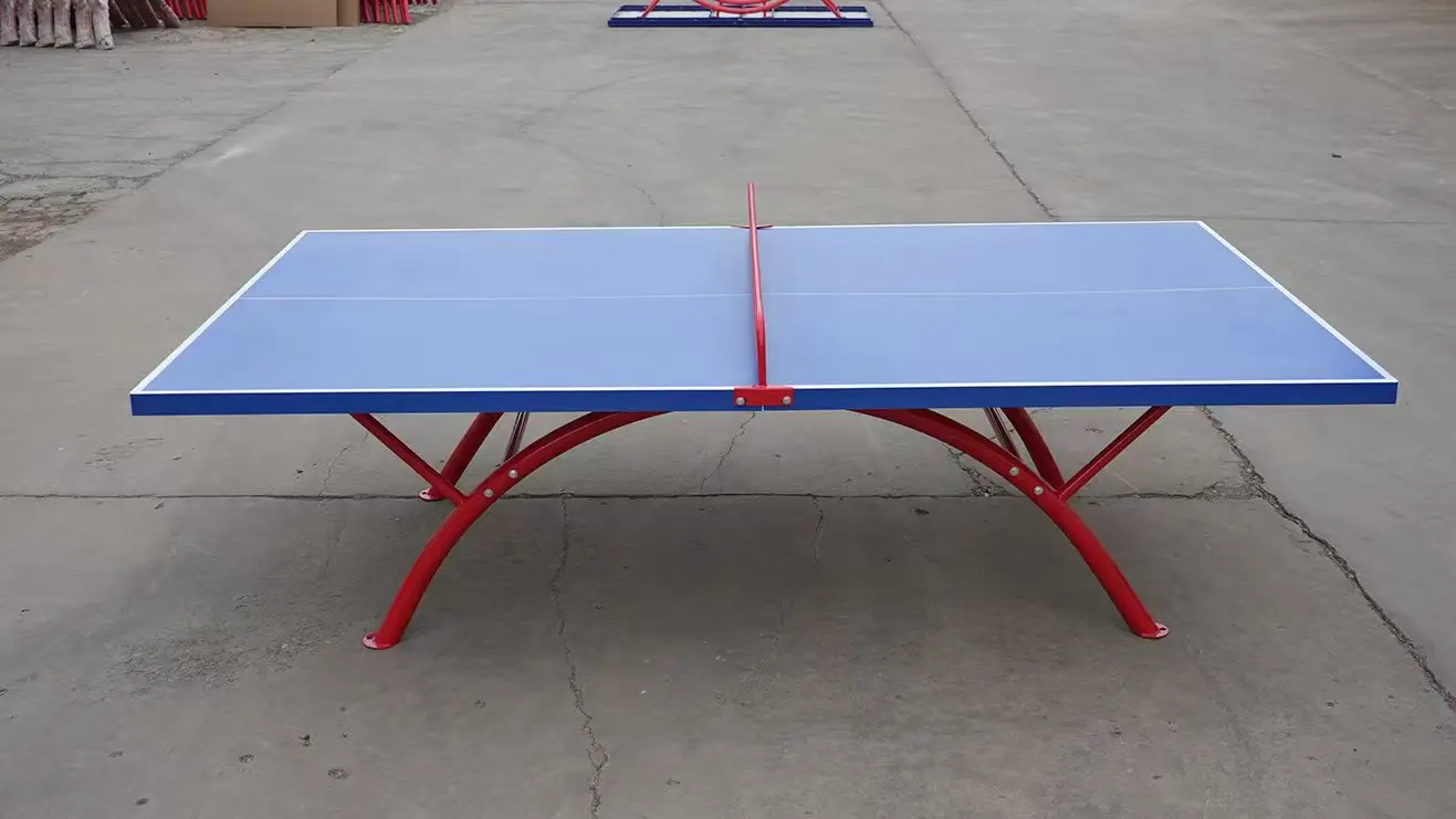 Tavolo da ping pong pieghevole per esterni durevole in uso Tavolo da ping p ong stile interno per parchi impermeabili