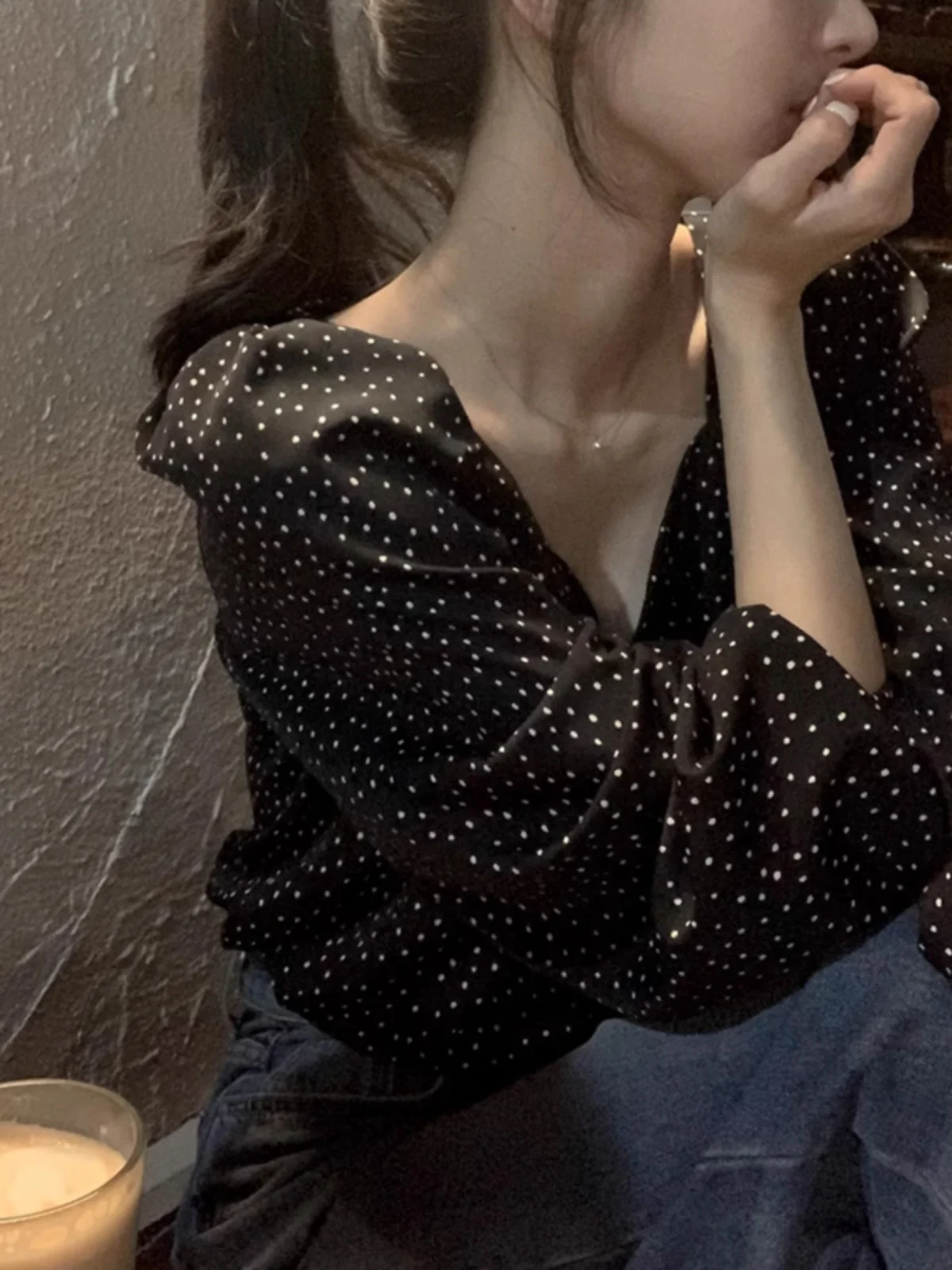 قميص أنيق بأكمام فقاعية للنساء فضفاض بياقة مربعة للتخسيس منقط على الطراز الكوري وأكمام طويلة وطول قصير