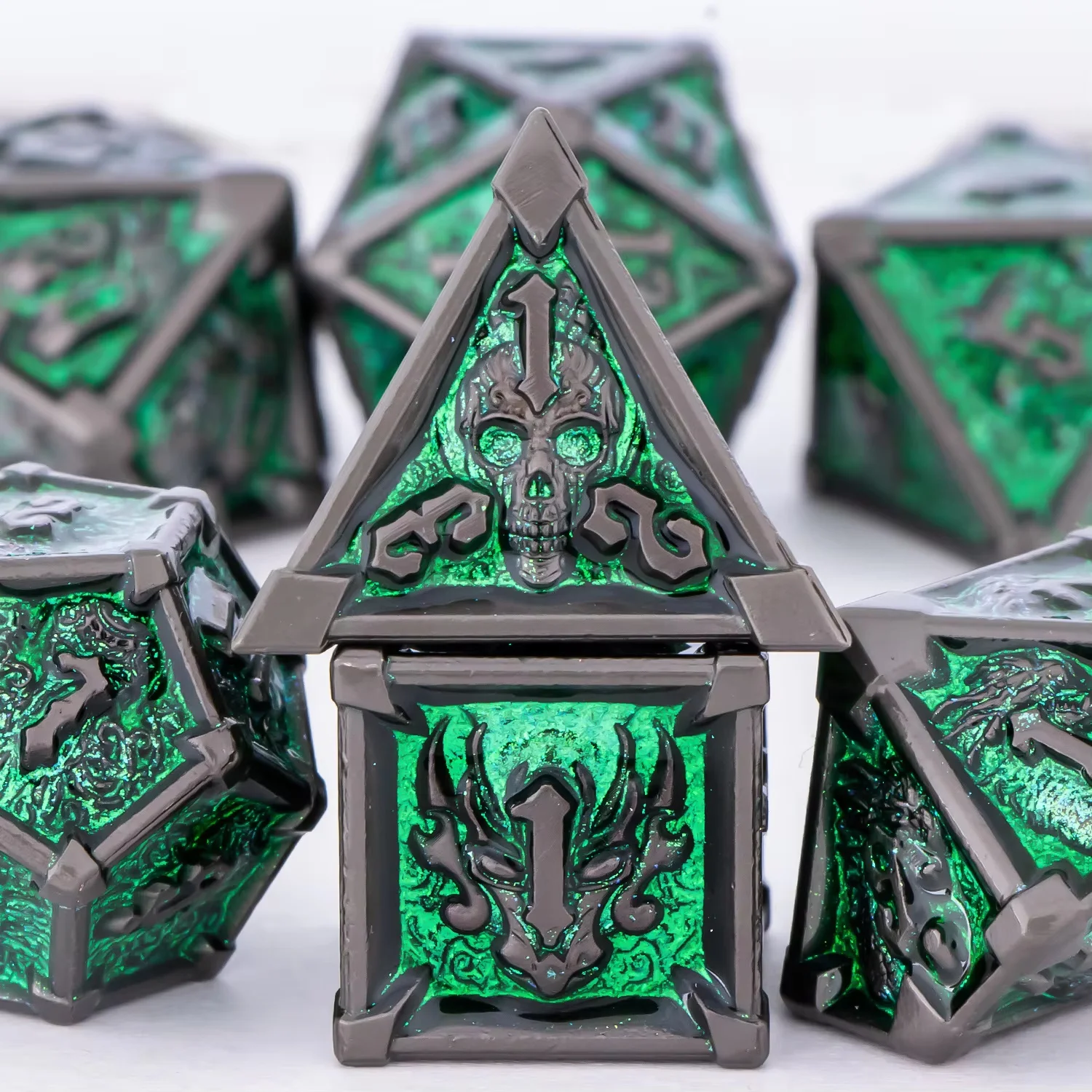DND Metal Dice Set 7Pcs Solid Metal Skull Engraved Polyhedral Dice for D&D RPG Tabletop Game Collection Gift Multiple Colors