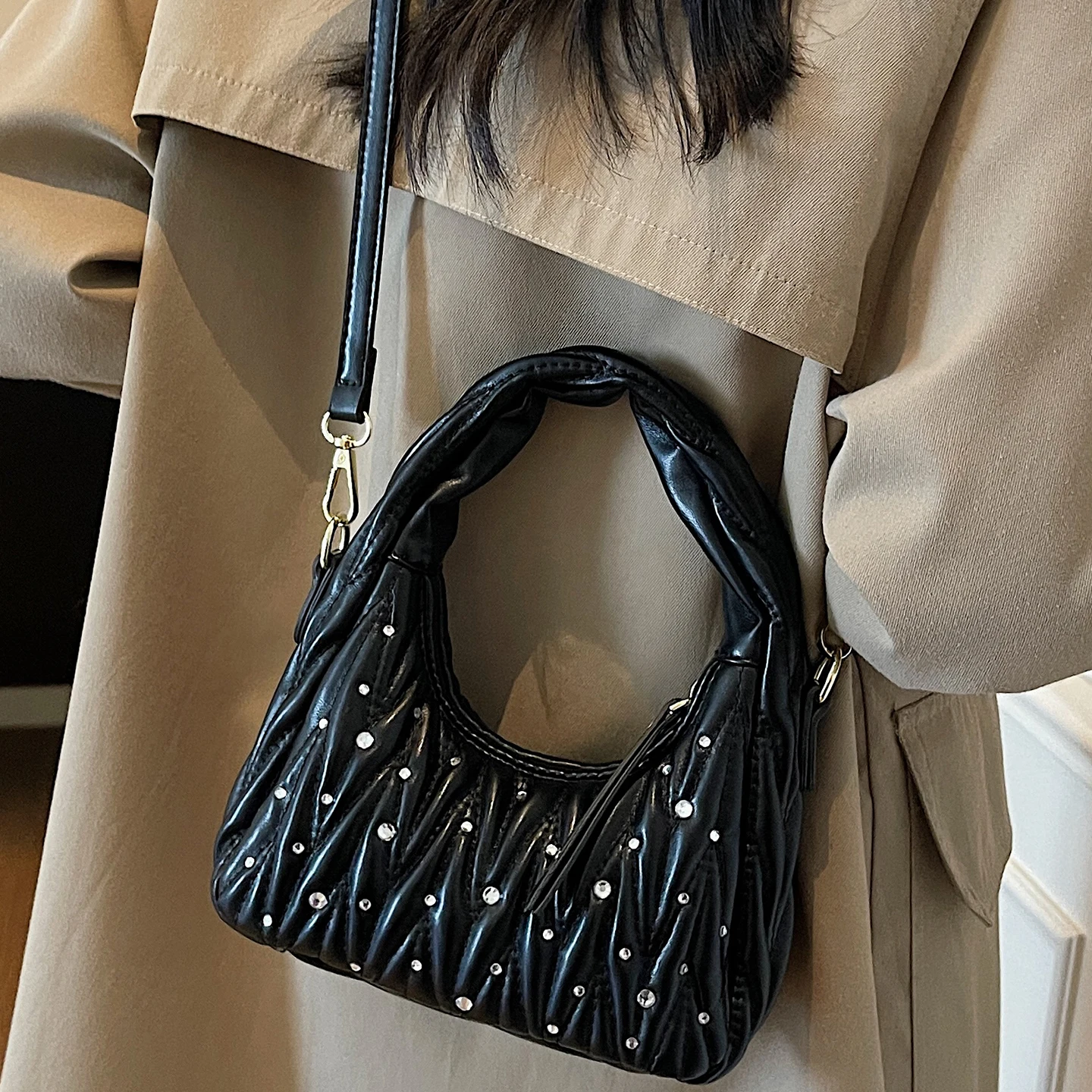 

Женская сумка через плечо, легкая роскошная сумка из искусственной кожи с морщинистым дизайном и бриллиантовым декором, осенне-зимняя новая модная сумка на одно плечо