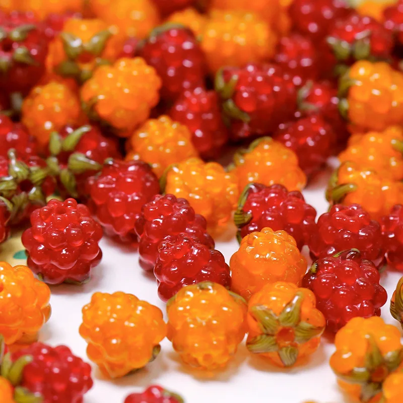 5 قطع من خرز التوت الزجاجي المصنوع يدويًا باللون الأحمر النابض بالحياة مع لهجات الورقة الخضراء لقلائد ذاتية الصنع وأساور مستلزمات صناعة المجوهرات