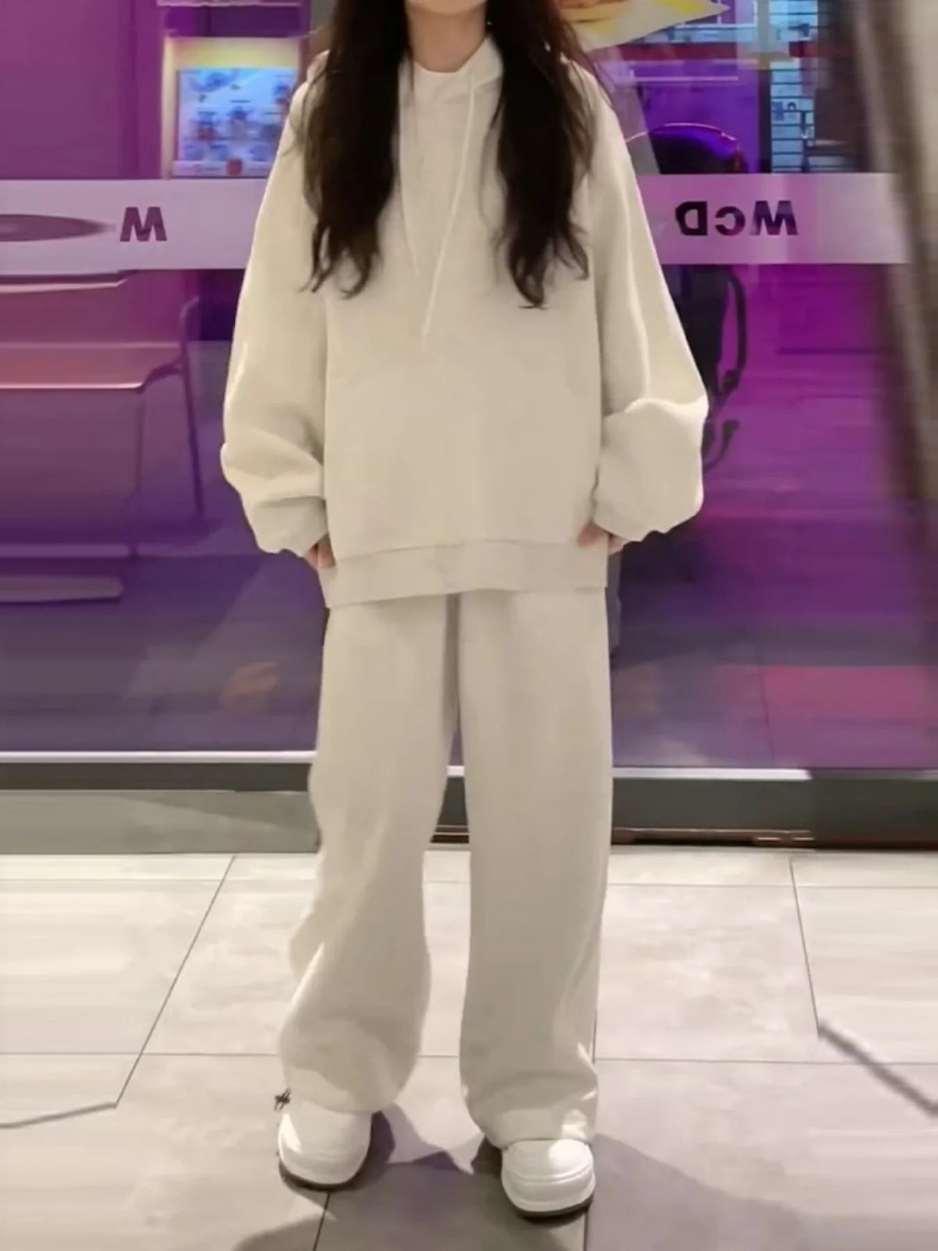 Giacca in felpa da donna Primavera e autunno Nuovo abito sportivo bianco-grigio Sottile con cappuccio Petite Nuova cerniera Casual Versatile set in due pezzi