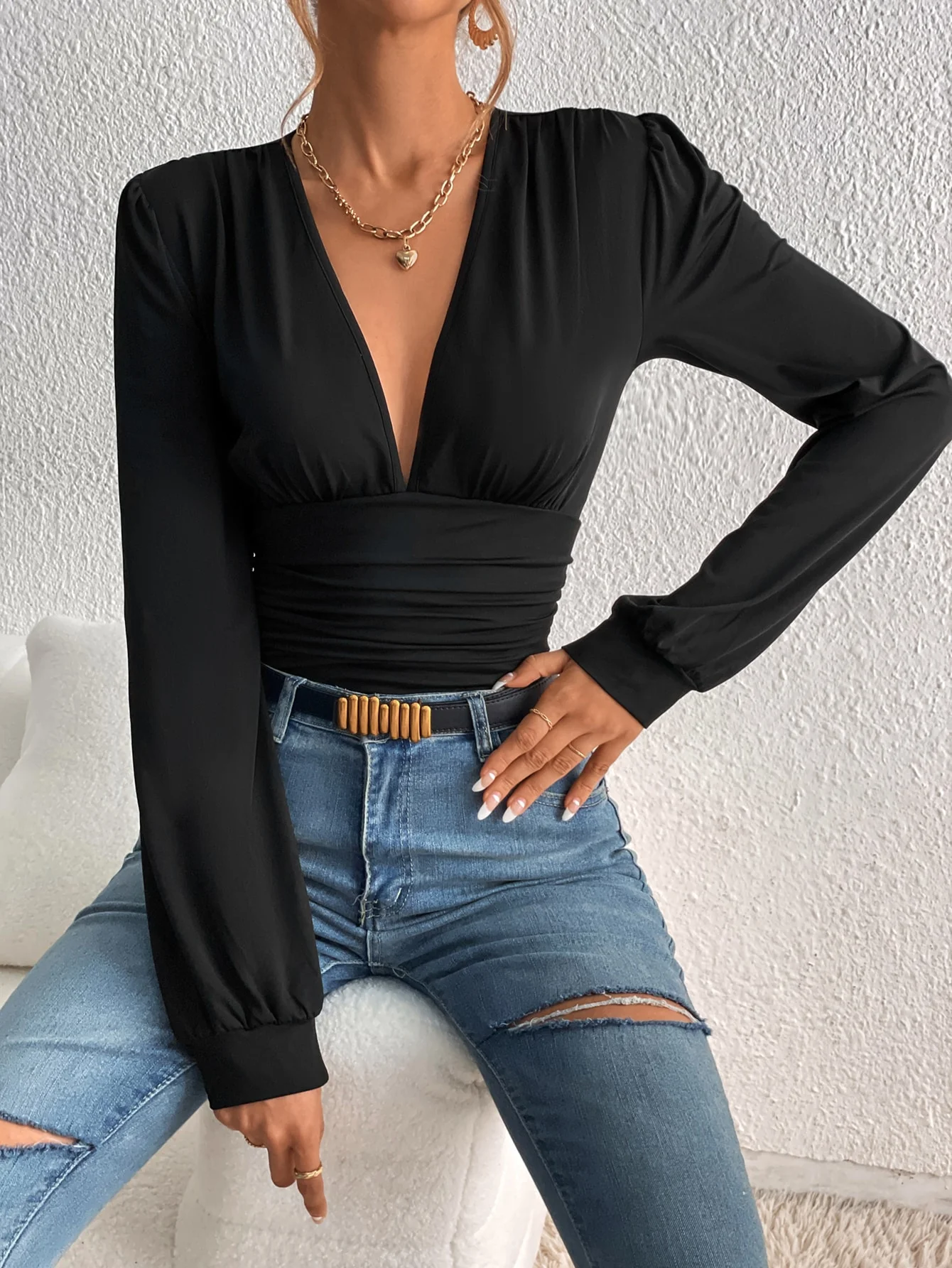 

The brand-new spring and summer women's sexy low-cut retro pleated lantern sleeve one-piece dress is slimming and simple yet fas