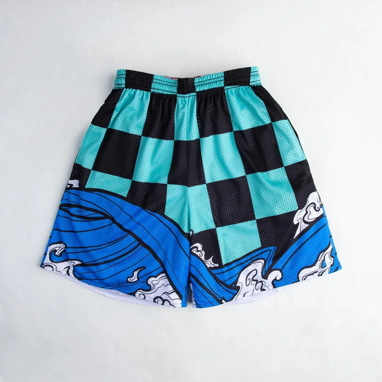 Shorts Bandai Demon Slayer Tanjiro Kamado, preto xadrez turquesa com detalhes em malha Great Wave, modelo esportivo masculino - Shorts de praia