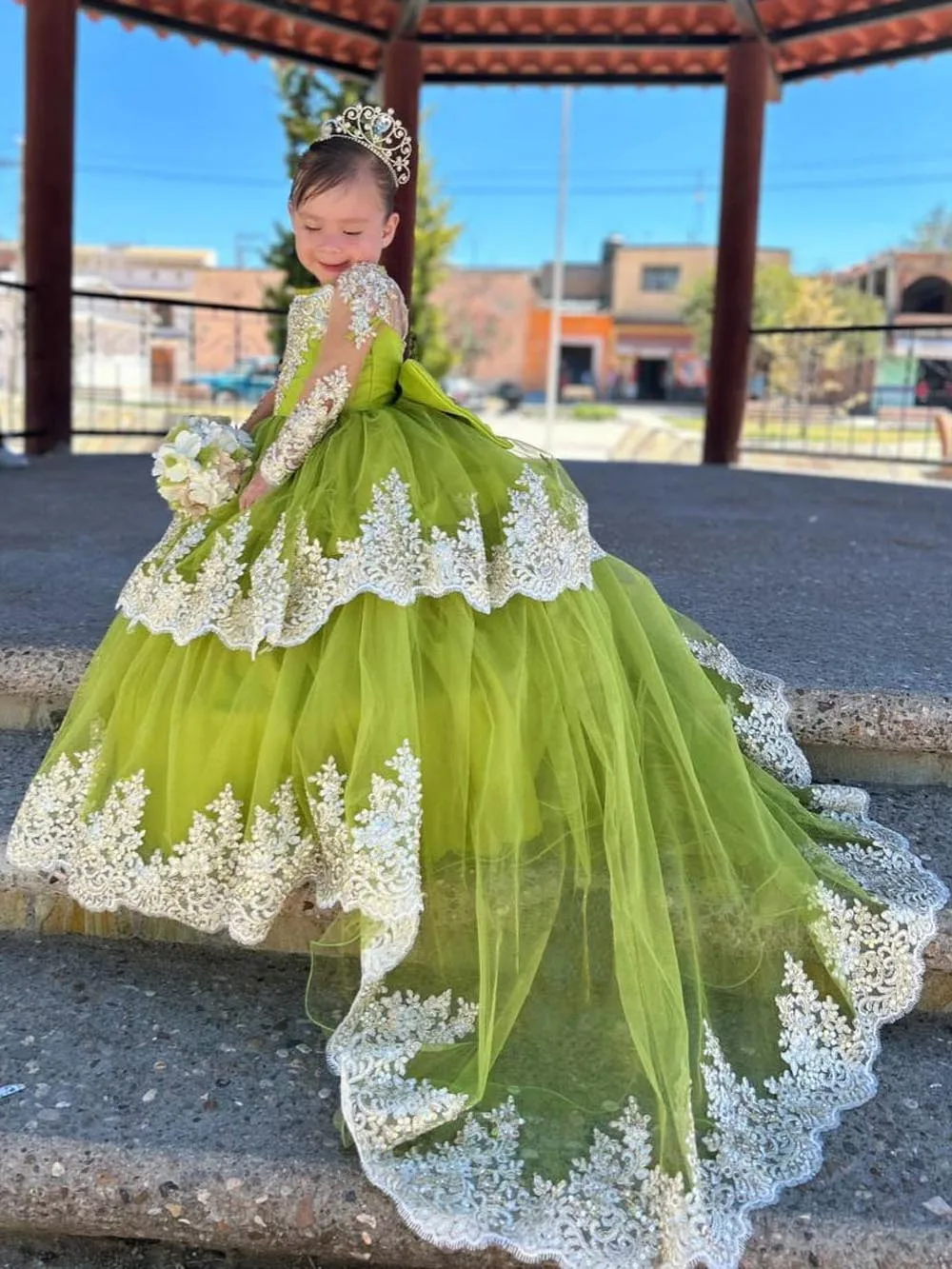 

Tulle Tiered Flower Girl Dresses for Weddings Full Sleeves Sweep Train Princess Pageant Dress With Bow Kids Communion Party Gown