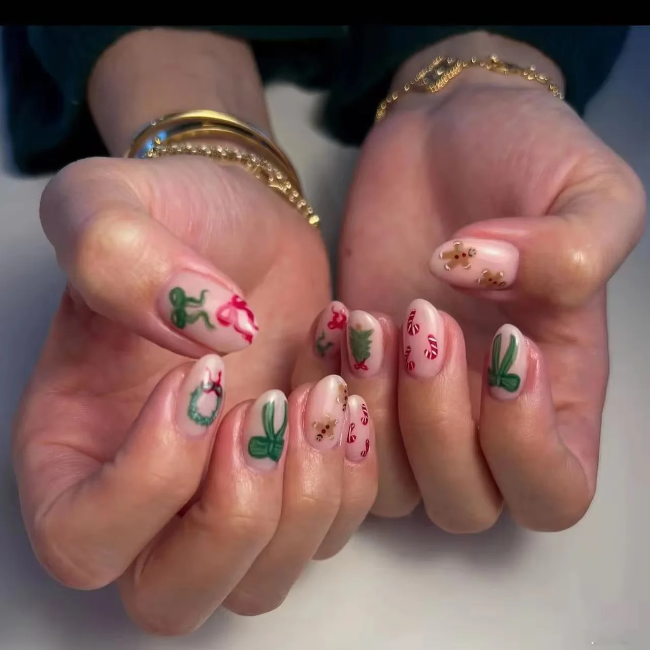 Christmas Press on Nails Short Round Fake Nails Nude Pink Base Gingerbread Man Christmas Tree Bow Glossy False Nails for Women