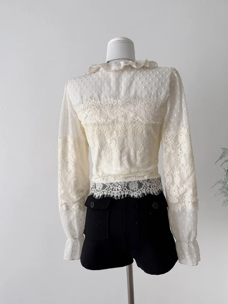 優しい風合いのヘビーウェイトレトロポルカドットレーストリムブラウス、レディースデザイン、チュールスプライシング、ウエストシェイプ、irtロングスリーブ、ポリ...