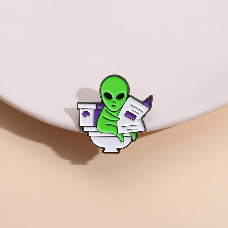 ET Aliens reading newspapers while sitting on the toilet Enamel Pin Badge Chick Knife Animal Cute Brooch Jewelry Women Lapel Bac