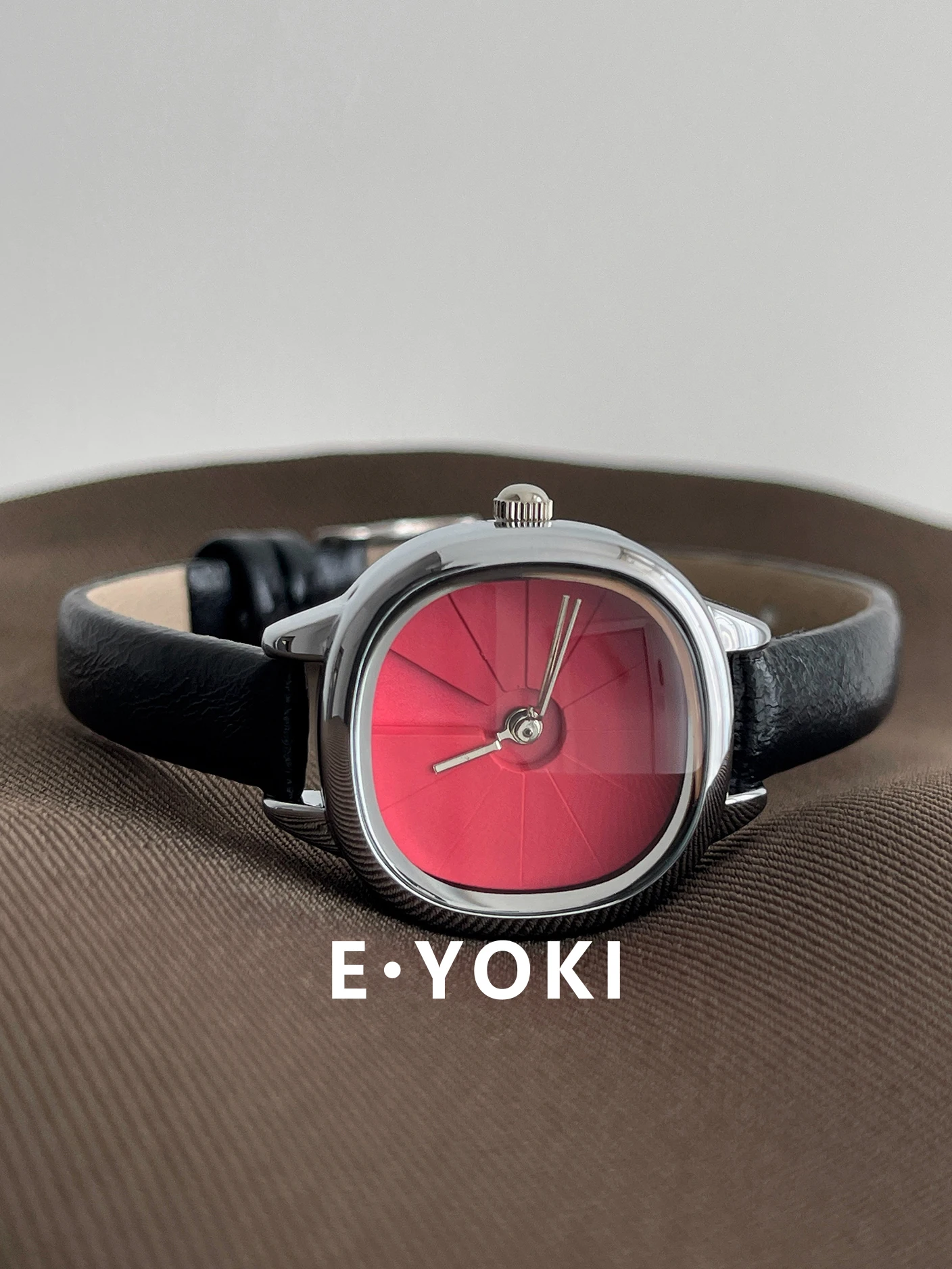 

Квадратный круглый кожаный вращающийся диск, высококачественные изысканные простые модные часы, женские кварцевые часы в стиле ретро, женские аксессуары