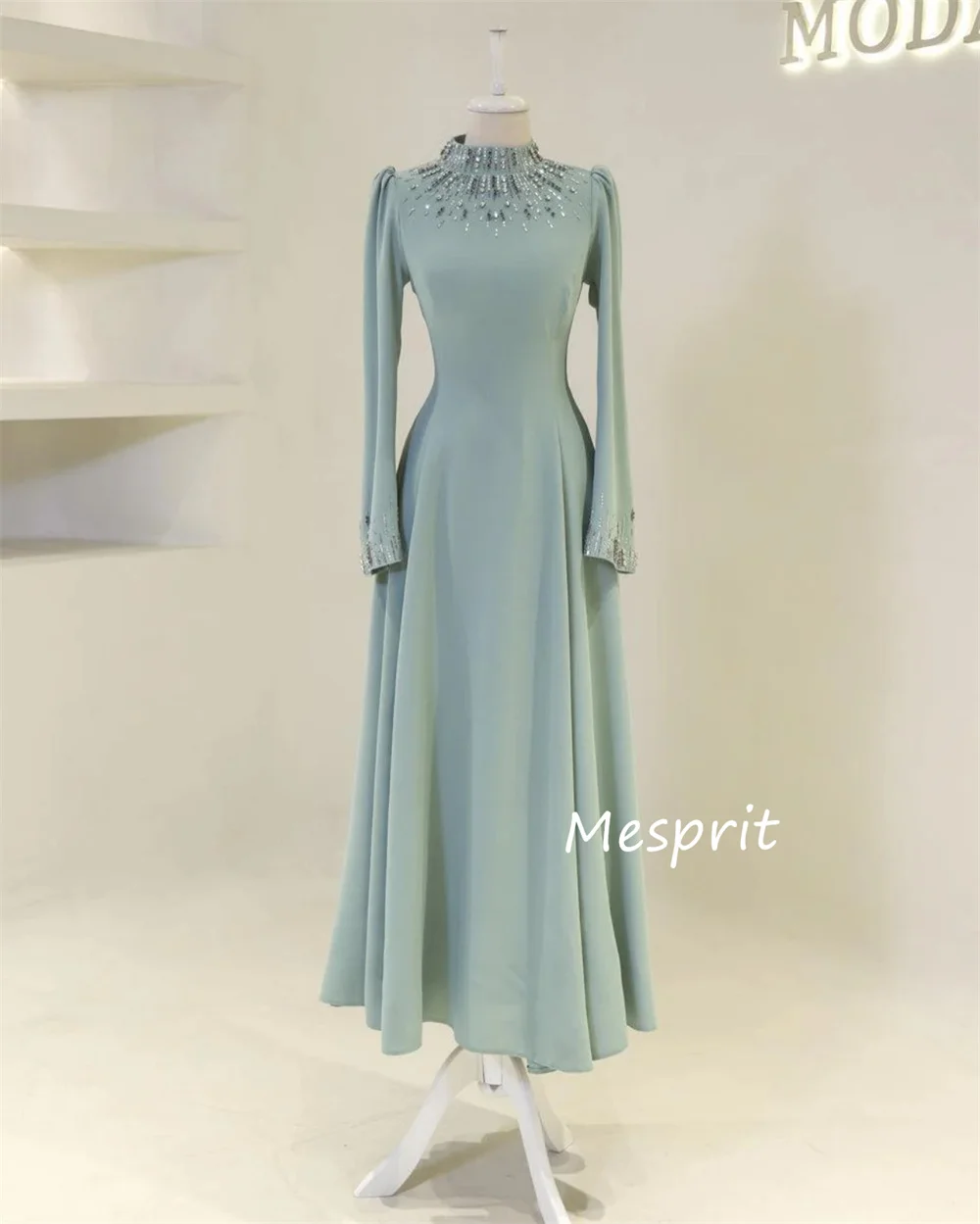 Maßgeschneiderte, exquisite Chiffon-Paillettenmuster-Falten-Midikleider in A-Linie mit hohem Kragen, maßgeschneiderte Anlässe, glitzernd – Detail 7