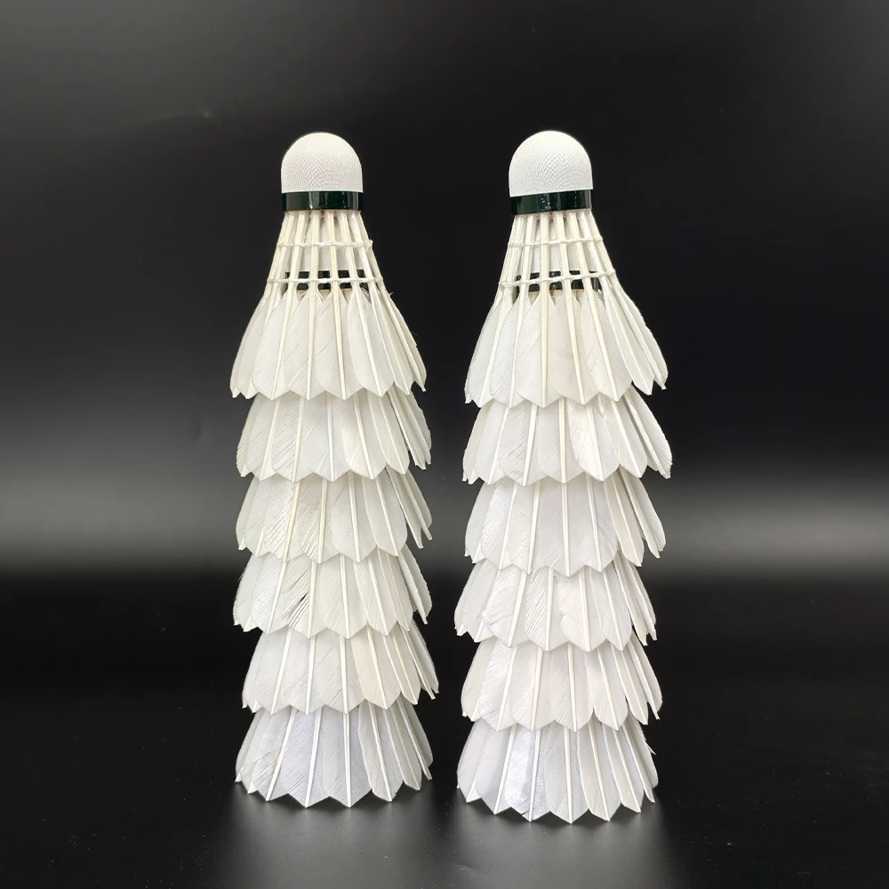 Piłeczka do badmintona turniejowa, z pióra gęsiego, zapewniająca konzystentny lot i wytrzymałość podczas zawodów.