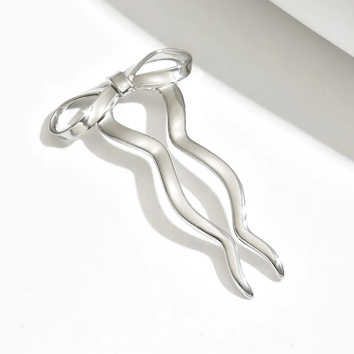 Pince à cheveux élégante avec nœud doré, support minimaliste en épingle à cheveux en métal, bâton à cheveux en forme de U de Style français pour femmes