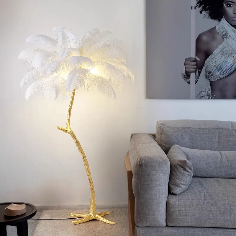 Lámpara de pie de pluma de poste Diagonal de avestruz nórdica LED, decoración del hogar, cuerpo de cobre de resina de moda personalizada, sala de estar de lujo Be