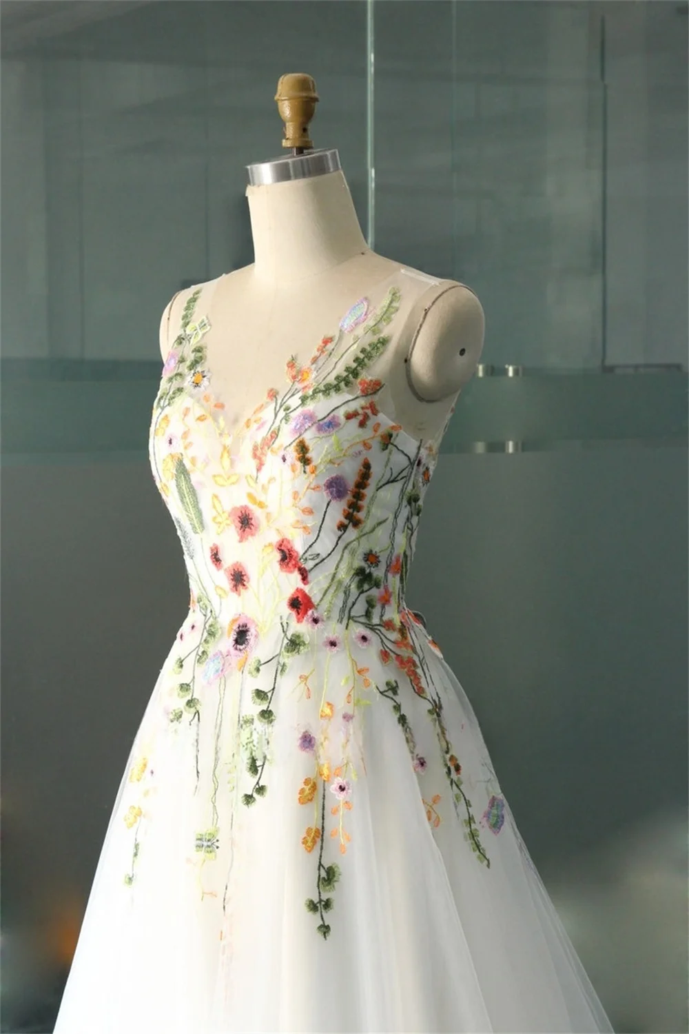 فستان زفاف كيوتو مخصص من الدانتيل الأبيض والتطريز على شكل حرف V على شكل حرف a بدون ظهر فساتين سهرة بطول الأرض 2025