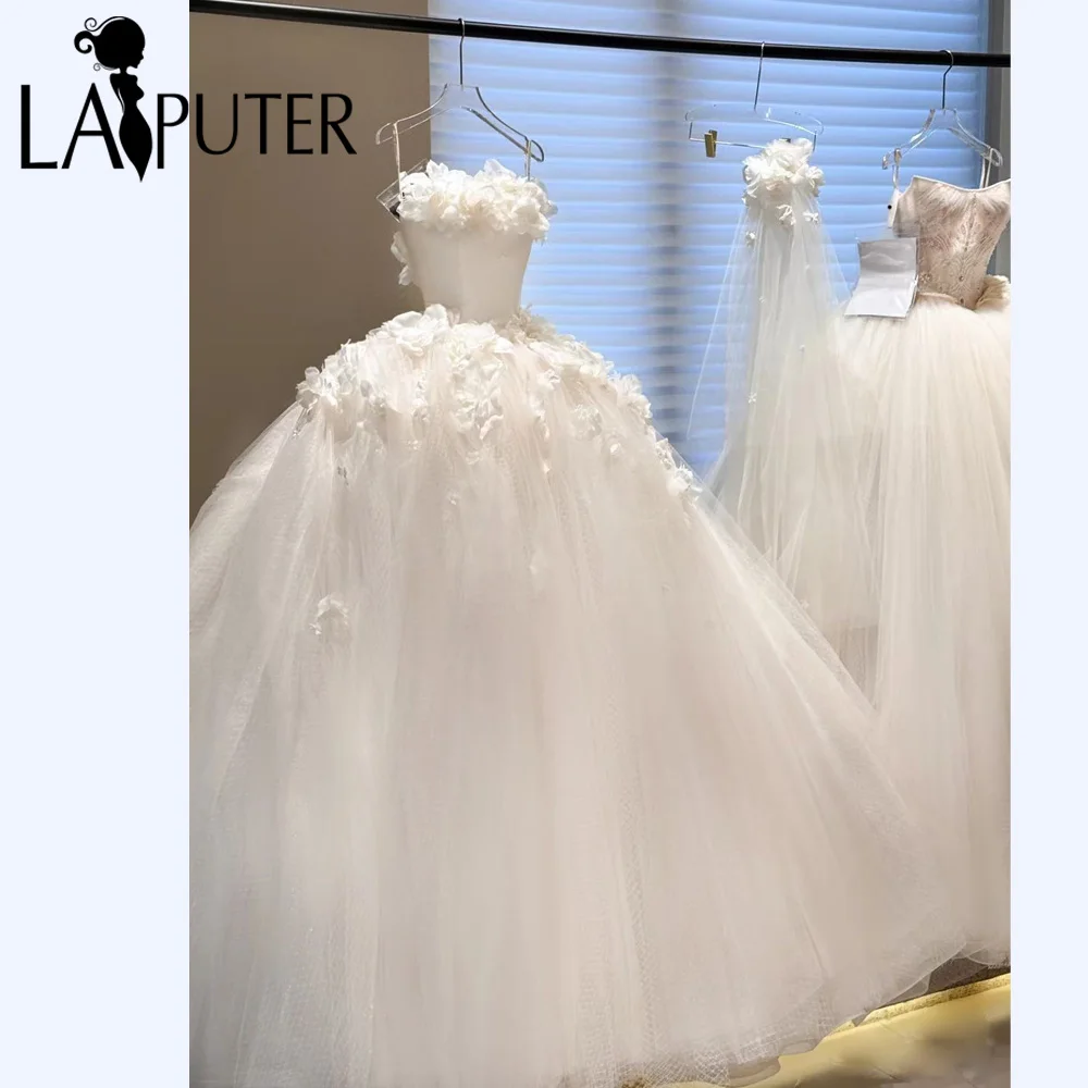 Robe de mariée blanche avec pétales de fleurs, épaules dénudées, robe de mariée bouffante avec pétales de fleurs 3D