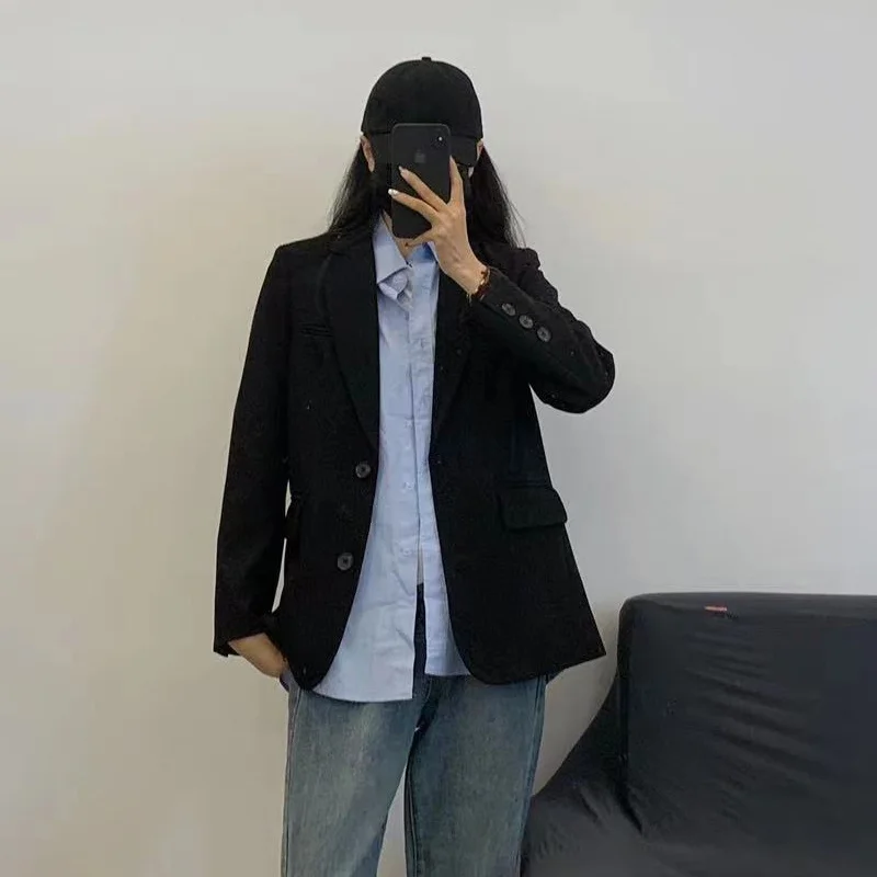 Damska marynarka, płaszcz, żakiet, fioletowa, z falbanami, unikalny rozcięcie po bokach, delikatnie sprany, w stylu rustykalnym, zapinana na jeden rząd guzików.