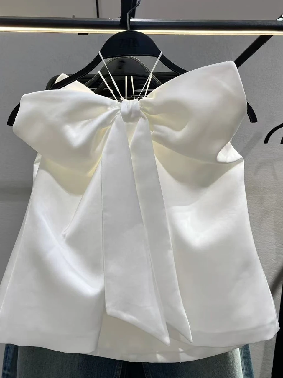 

Spring Summer 2025 New Women's Silk Satin Strapl Top with Bow Decoration Pure Color Versatile Loose Fit Regular Length