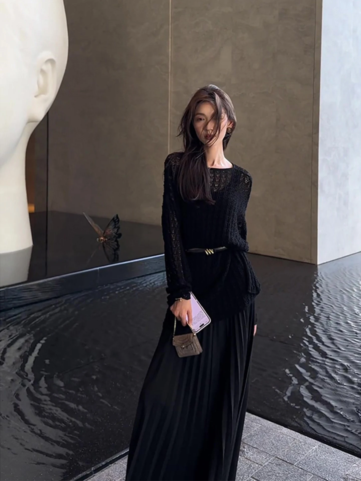 

Комплект женской одежды Bla: ажурный топ с круглым вырезом и длинными рукавами, вязаный, и плиссированная юбка с высокой талией. Весенний повседневный стиль.