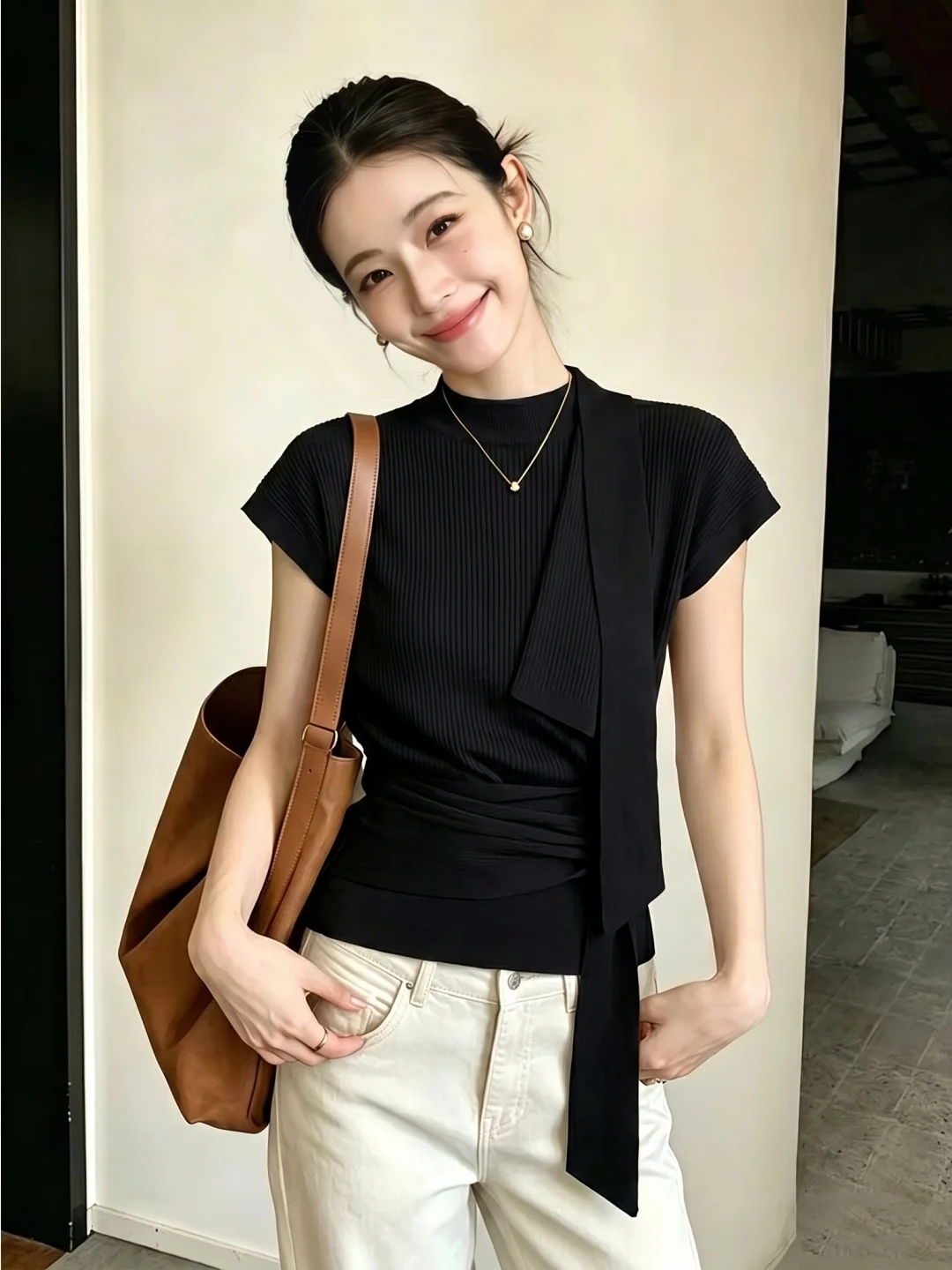 

Fashionable Sleeveless round Neck Slim Fit Pure Color Design Commute Style Top Korean Version Silk Material Summer 2026