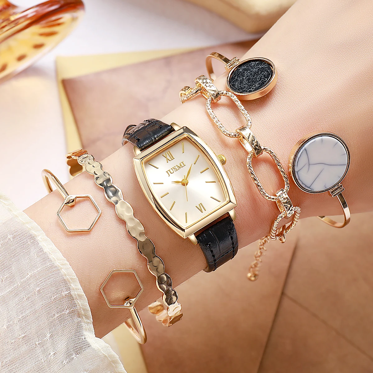 

Простой и модный высококачественный дизайн, трендовый квадратный циферблат, кожаный ремешок, кварцевые часы, женские часы, ювелирные изделия, набор из пяти предметов