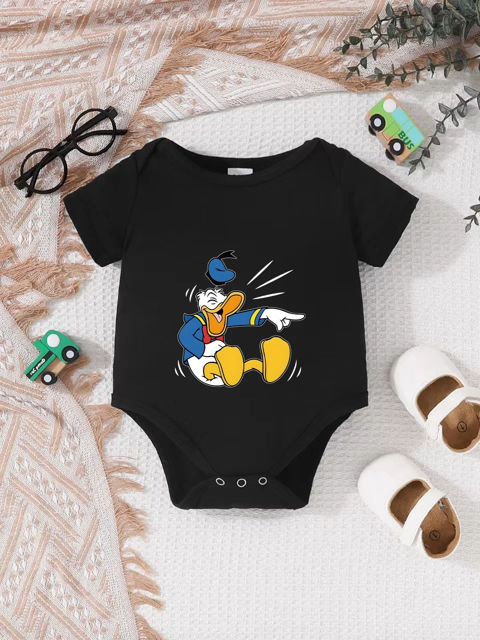 

【Официально лицензировано】 Мягкий трикотажный комбинезон-слип для малышей с принтом «Дональд Дак в игривой позе» от Disney