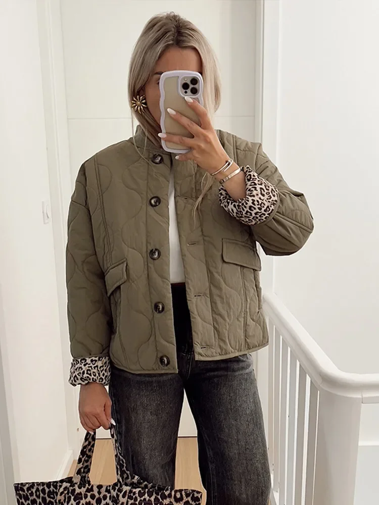 Neue Damen schicke Leoparden muster gefütterte Baumwoll jacke Mode einreihige O-Ausschnitt Flip Taschen Mantel 2024 weibliche geste ppte Outwear