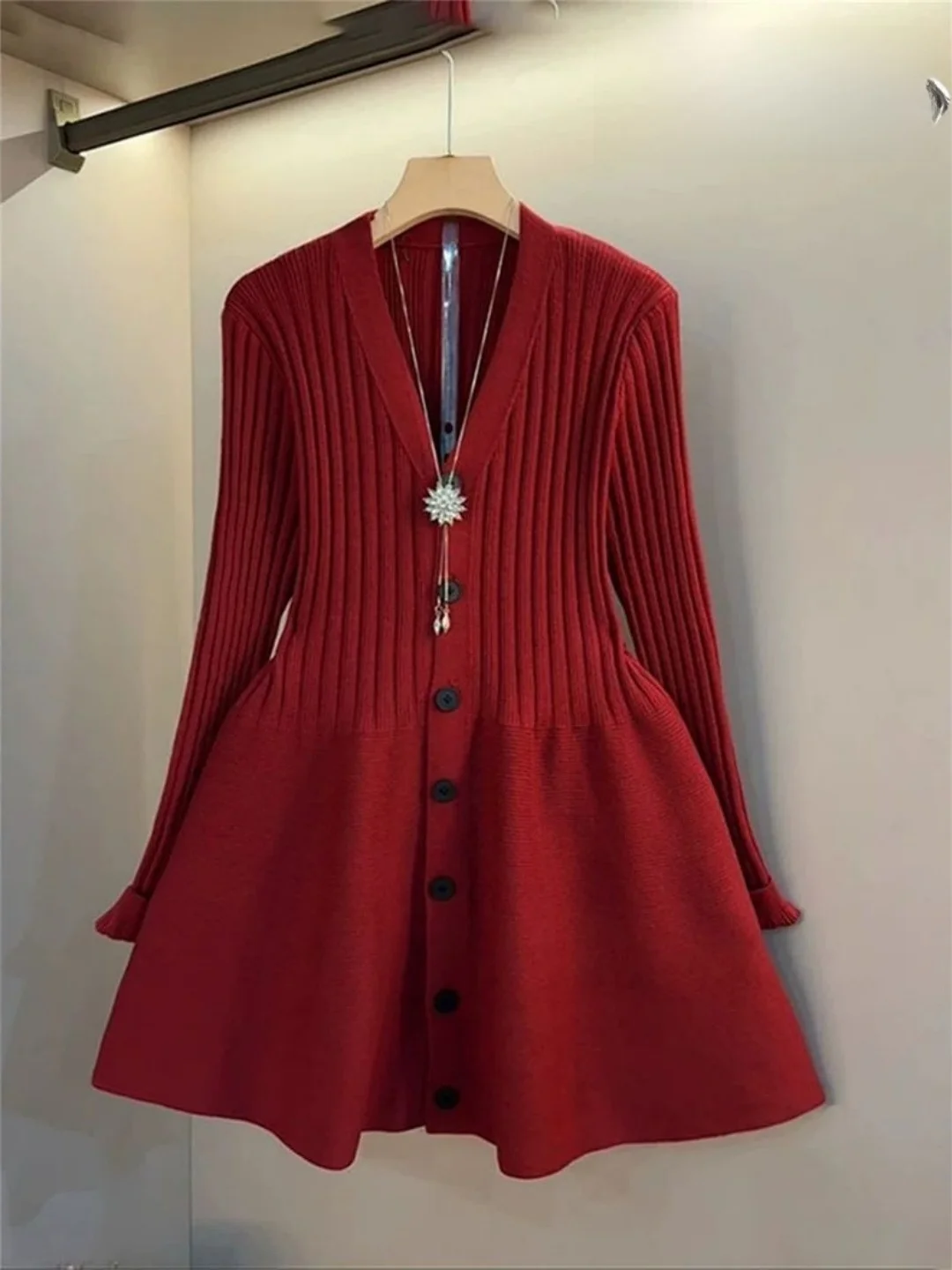 

Красный вязаный V-Ne Dr женский длинный свитер трапециевидной формы с пуговицами свека для похудения Dr, большой размер, зимняя мода с высокой талией