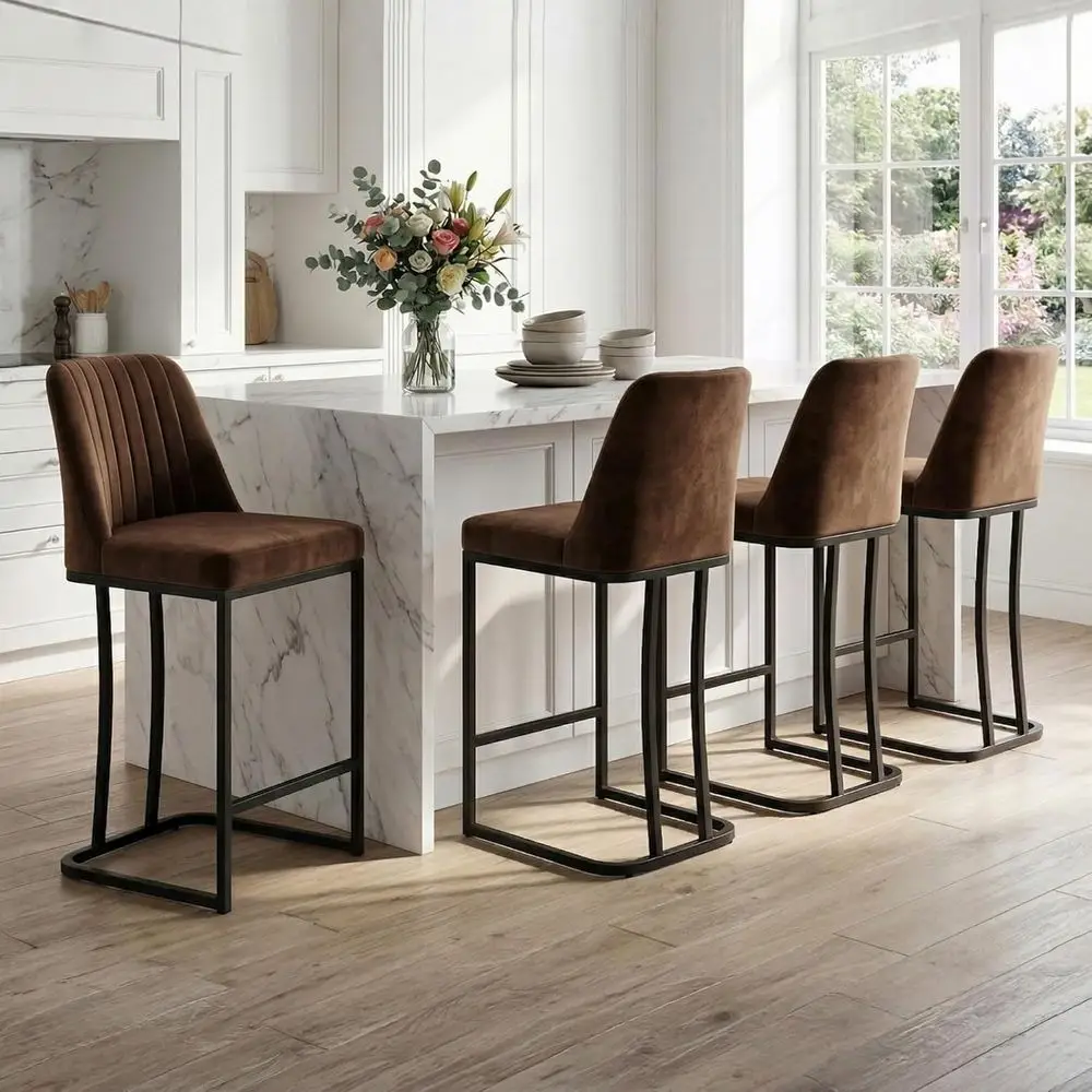 

Набор из 4 барных стульев высотой до столешницы, обтянутых бархатной тканью, с подставками для ног и черными металлическими ножками, коричневый цвет.