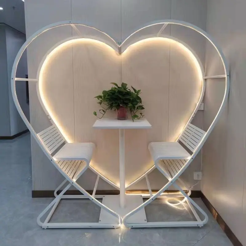 Love photo Bali Bird's Nest outdoor courtyard B & B heart-shaped table and chair clock in scenic ornament