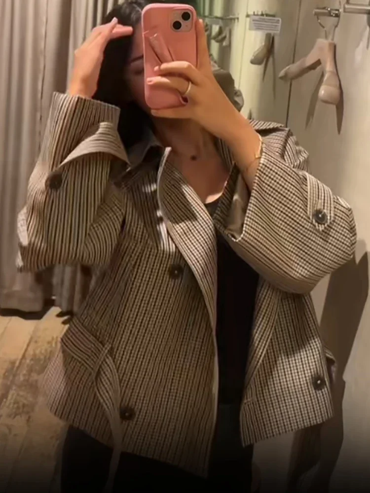 Klassischer karierter kurzer Trenchcoat für Damen, schickes Revers, zweireihig, mit Taillengürtel, langen Ärmeln, Herbst-Windbreaker-Oberbekleidung – Detail 5