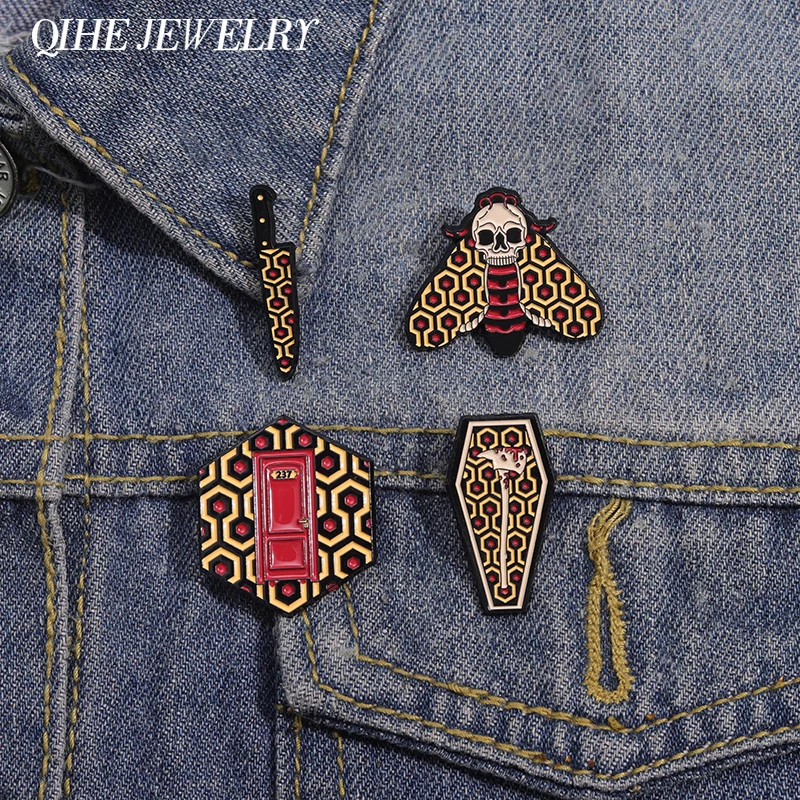 Horrorfilm Inspiration Emaille Pins Motte Schädel Messer Werkzeug kreative Punk Broschen Mantel Tasche Revers Abzeichen Halloween Schmuck Geschenk