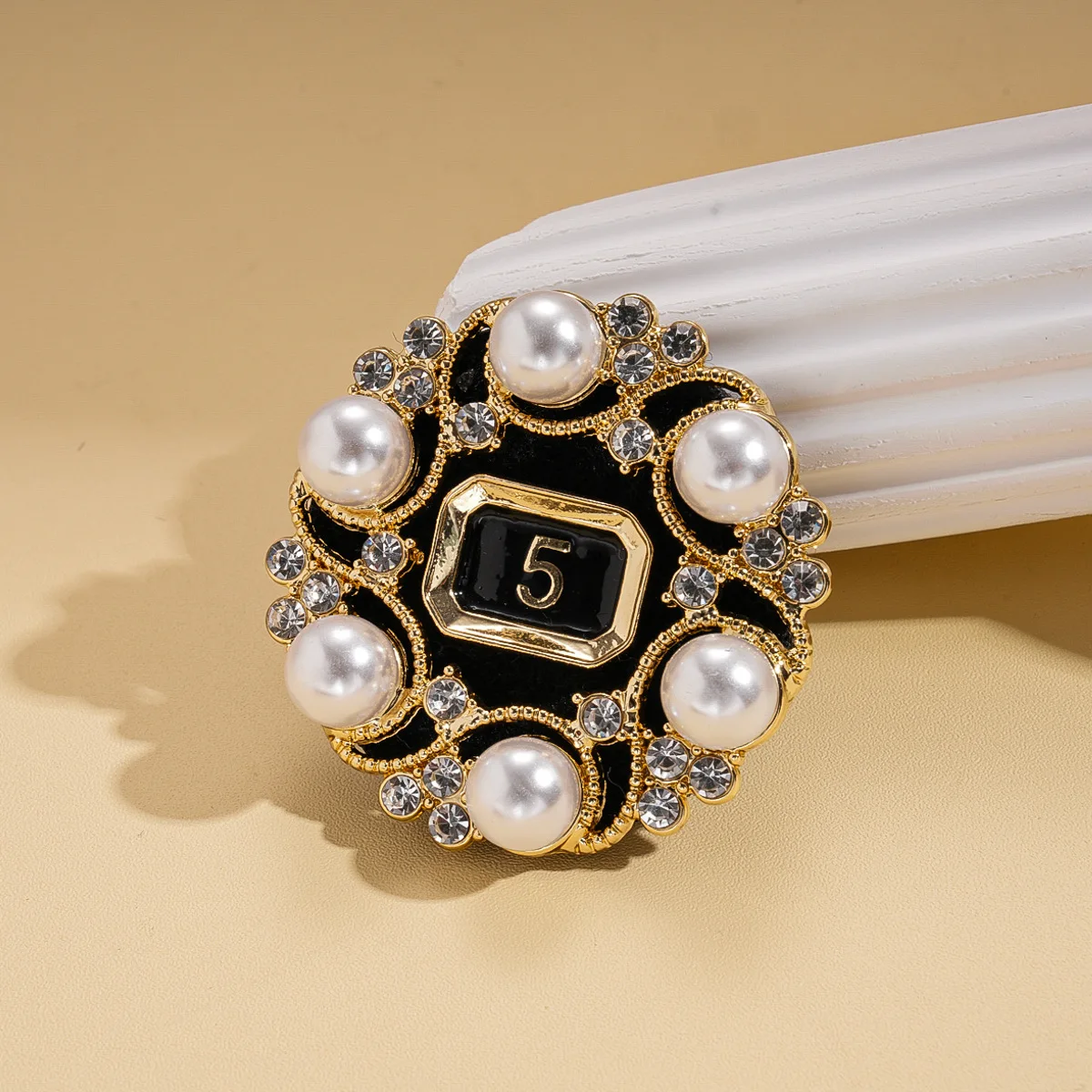 

Luxury Brand Design Number 5 Brooch for Women Color Crystal Rhinestone Pearl Korean Square Brooches Accessories Jewelry