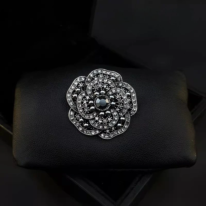 

Retro Camellia Brooch for Women Dark Gray Flower Classic Pearl Rhinestone Corsage Suit Lapel Pin Jewelry Clothing Accessories