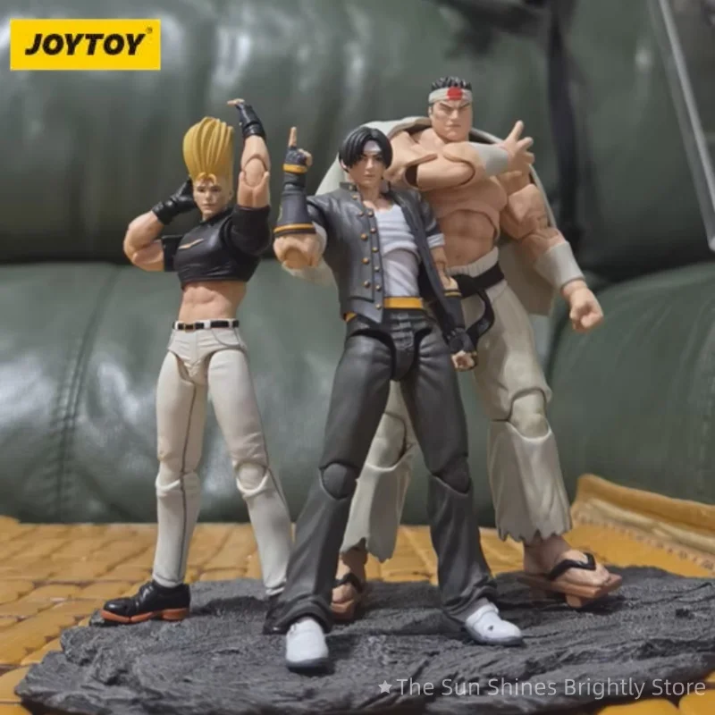 

JOYTOY Dark Source xSNK King of Fighters' 98UM 1:18 Scale Three Person Team Mobile Soldier Handheld Action Figures Toy