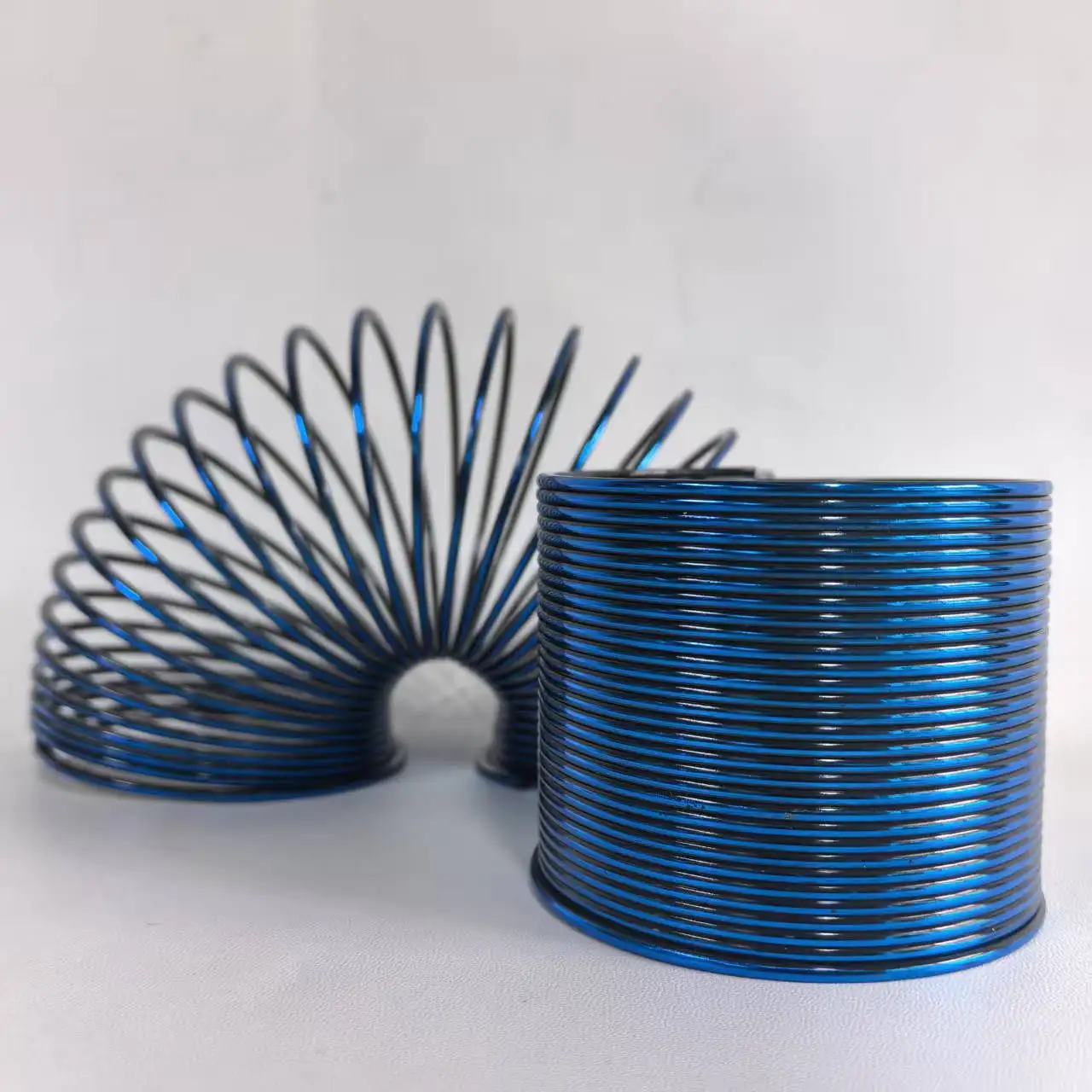 

1/3/6pcs Blue Kids Rainbow Circle Spring Toy, stackable & stretchable. Perfect for children's parties.