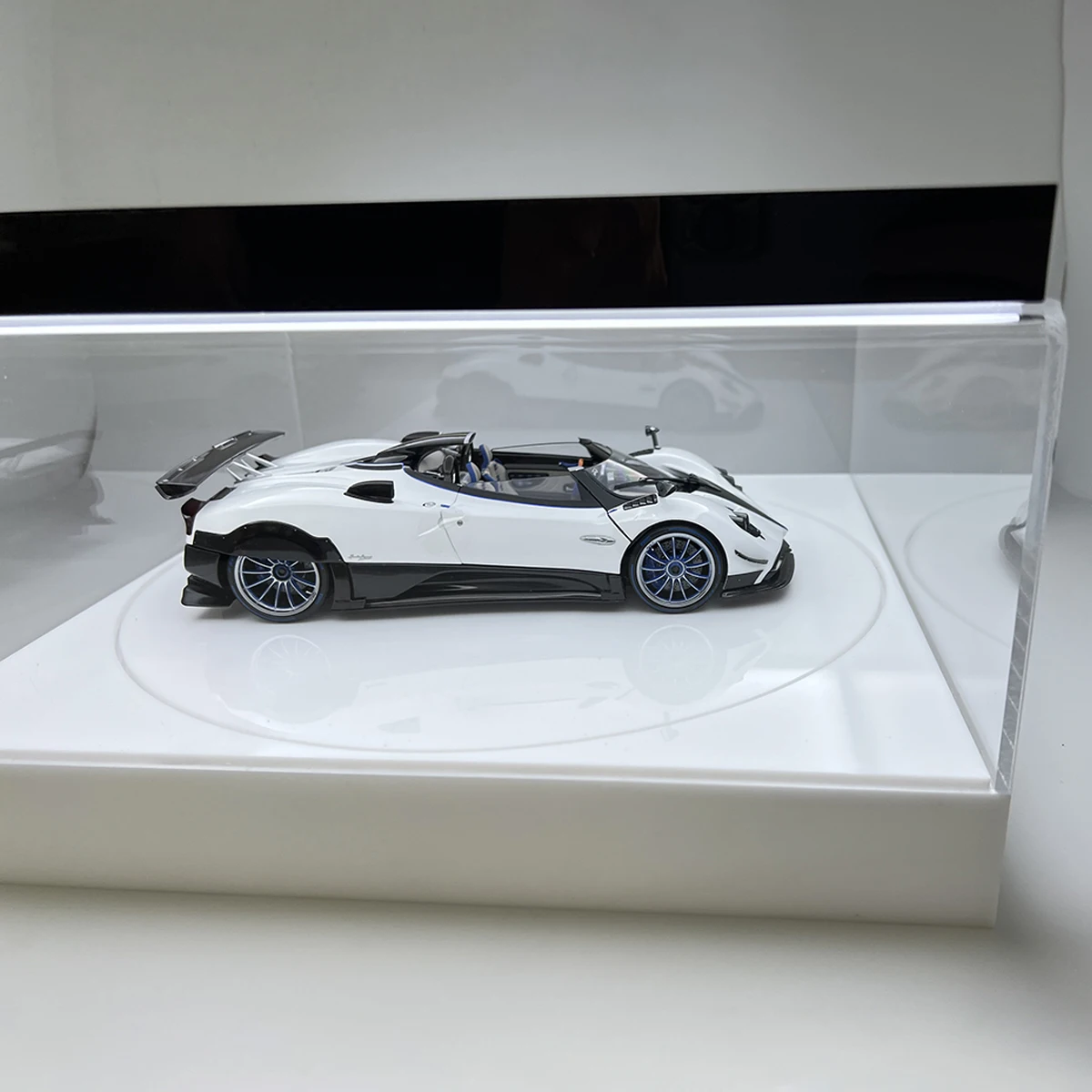 1:18 Scale Plastic Rotating Acrylic Dust Cover Display Box Accessory Model Adult Classics Toys Gifts Souvenir Static Display