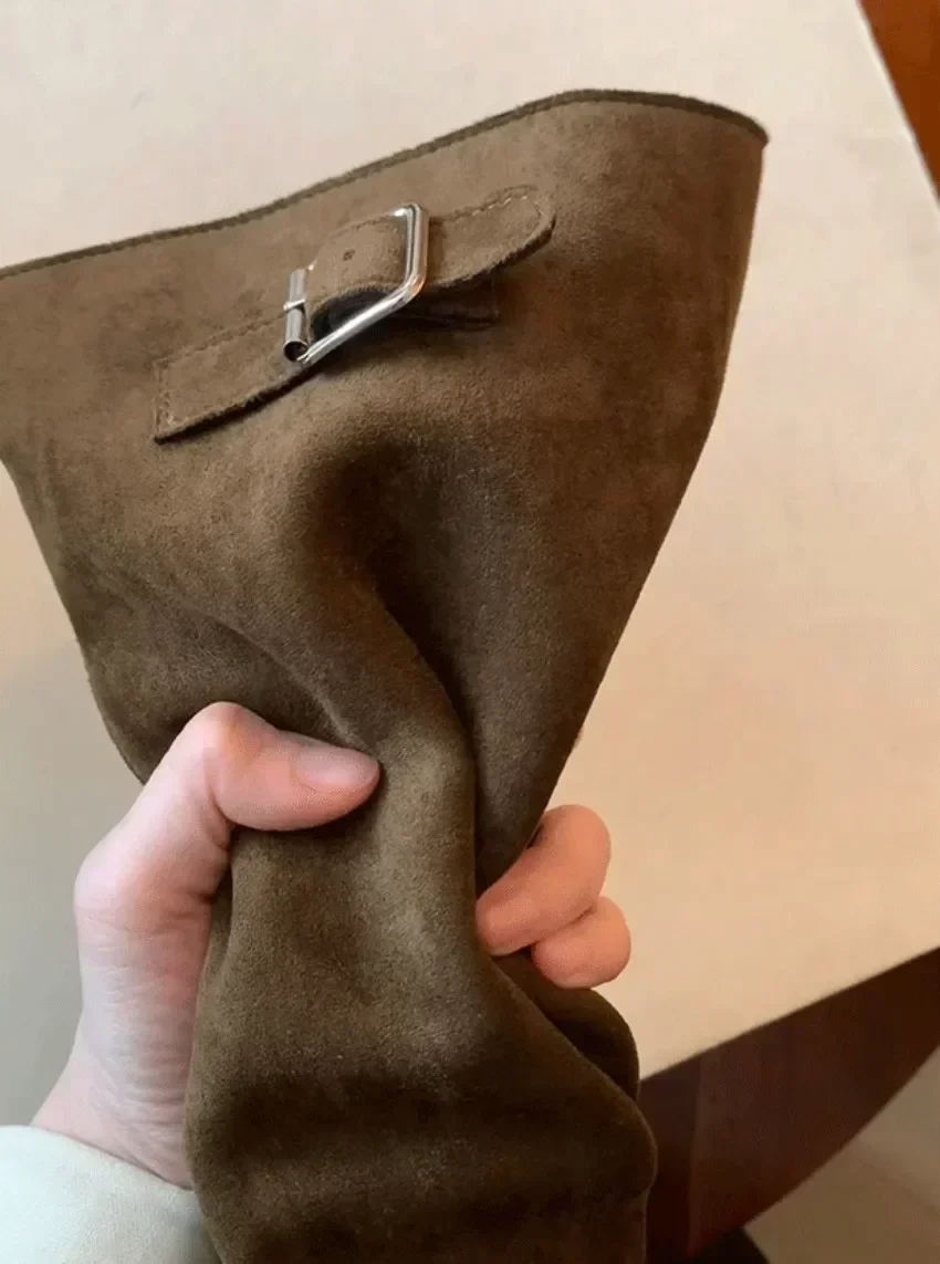 Herbstliche, runde Zehenpartie, hohe, minimalistische Stiefeletten mit stilvollem Gürtelschnallendesign. Vielseitige und praktische Westernstiefel. – Detail 13