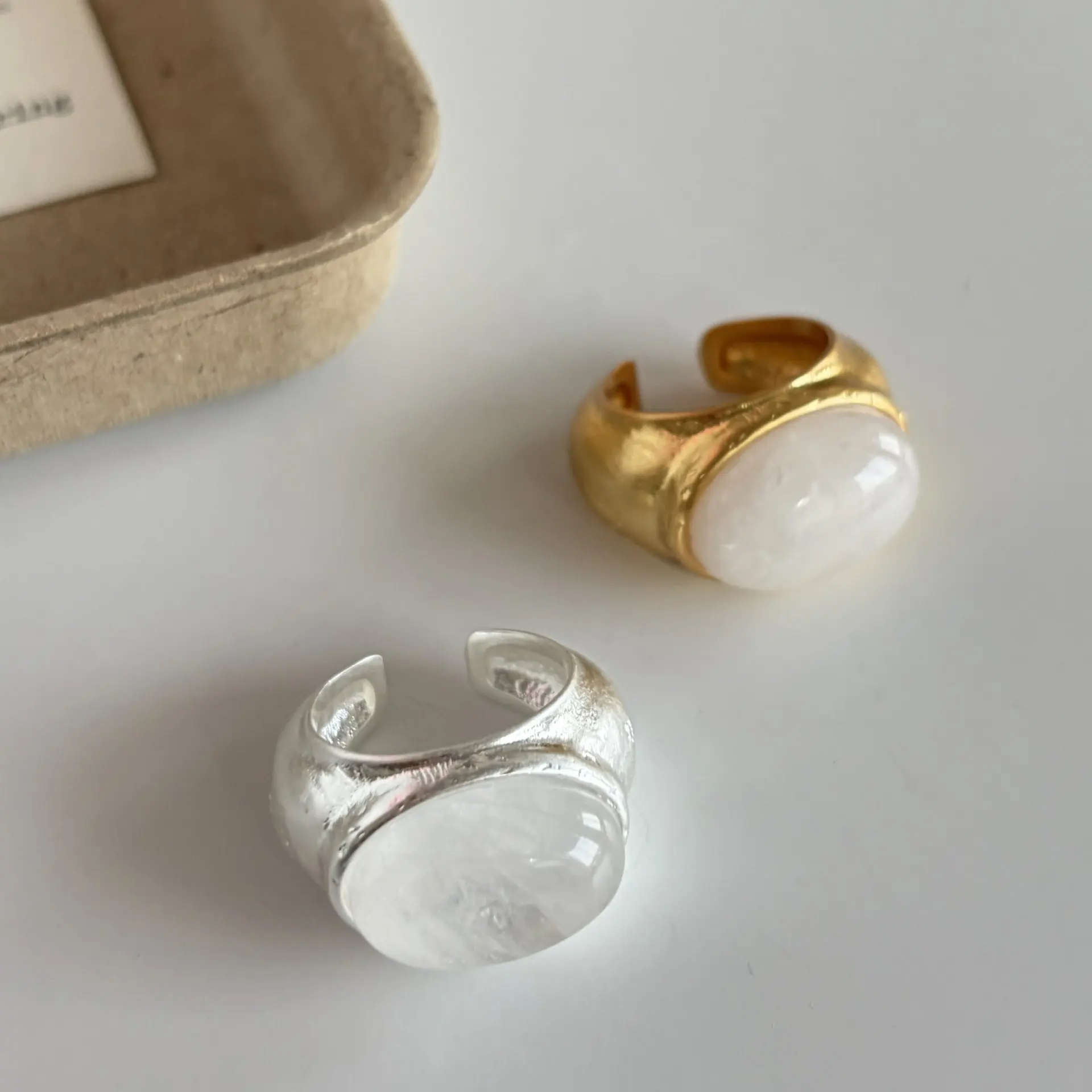 

Withered Round White Crystal Patterned Ring For Women Simple And Fashionable Open Mouth Ring Index Finger Ring