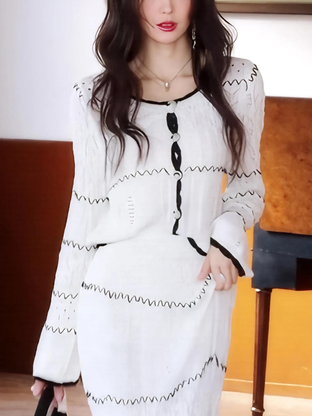 

Элегантный белый кардиган с длинными рукавами и круглым вырезом, с волнистым узором, осенняя новинка, корейская версия, свободный крой, шерсть, премиум-класс