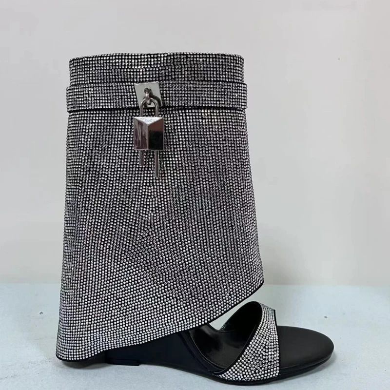 

Летние ботинки на танкетке с серебряными кристаллами и стразами, сандалии с открытым носком на очень высоком каблуке и застежкой-молнией с пряжкой